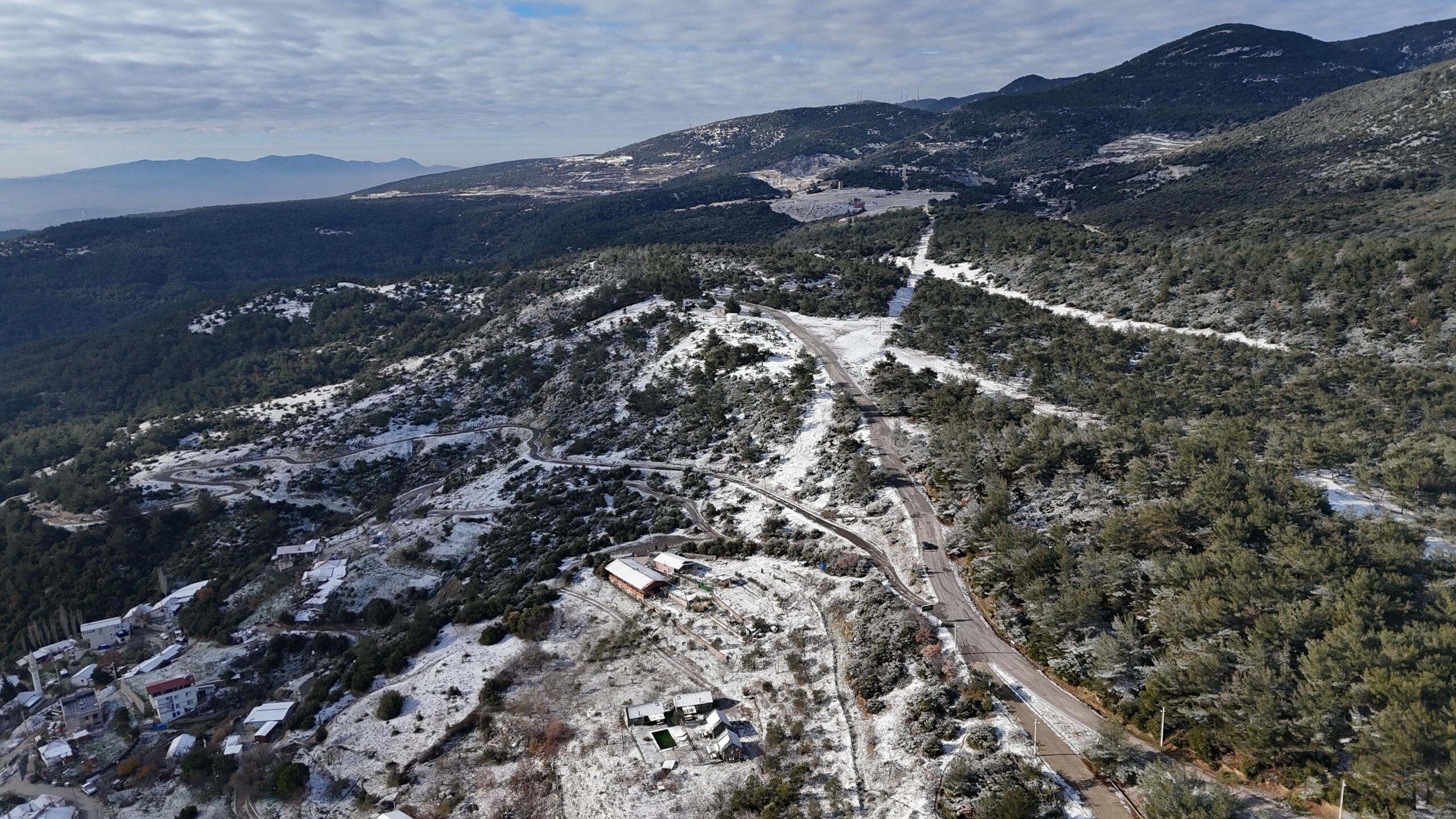 İzmir’in yüksek kesimlerine mevsimin ilk karı düştü