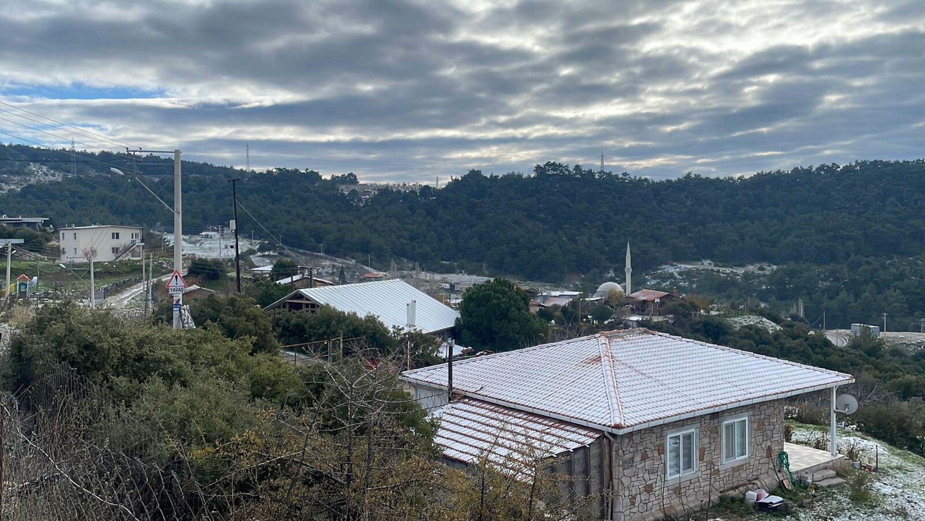 İzmir’in yüksek kesimlerine mevsimin ilk karı düştü