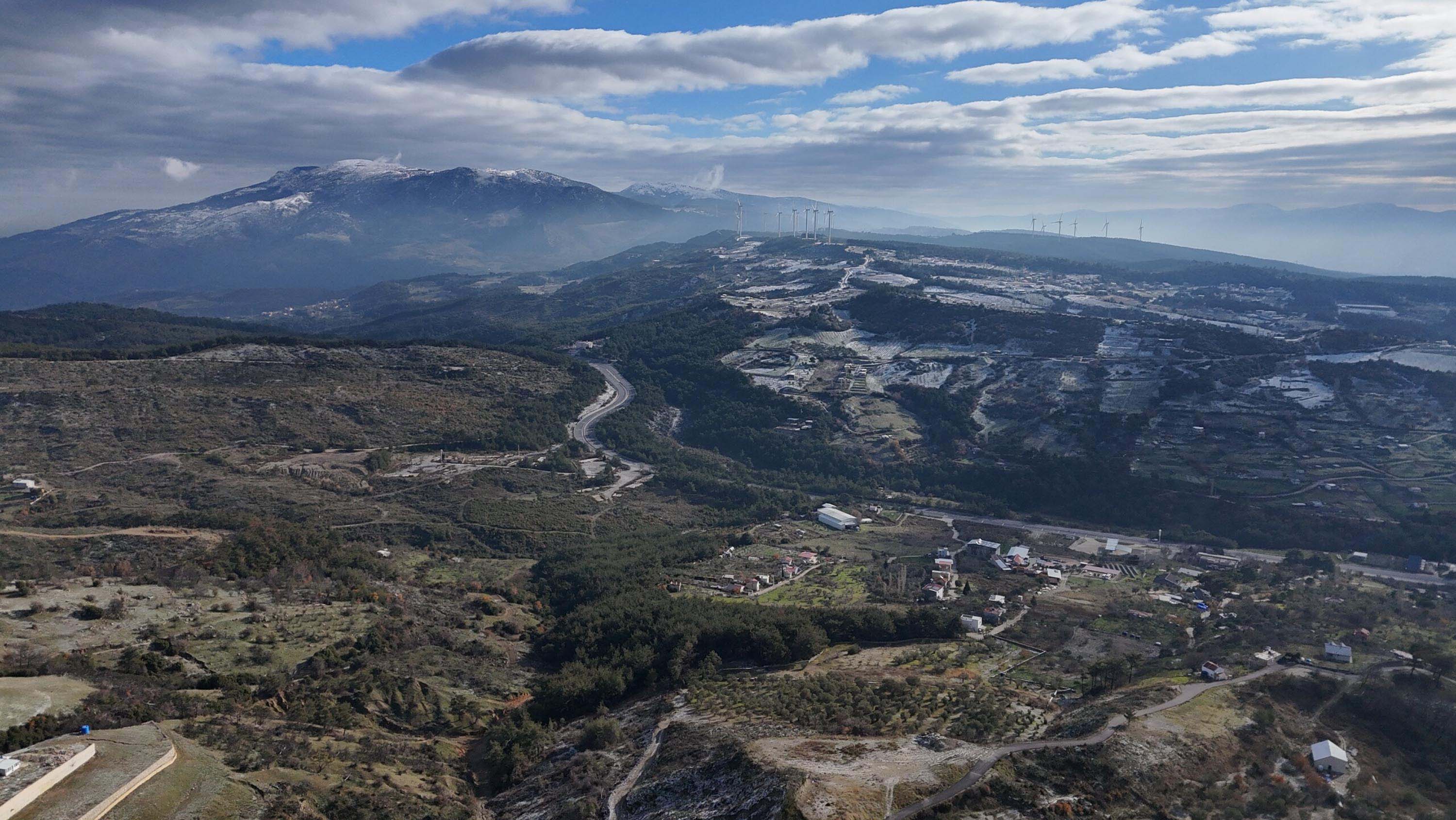 İzmir’in yüksek kesimlerine mevsimin ilk karı düştü
