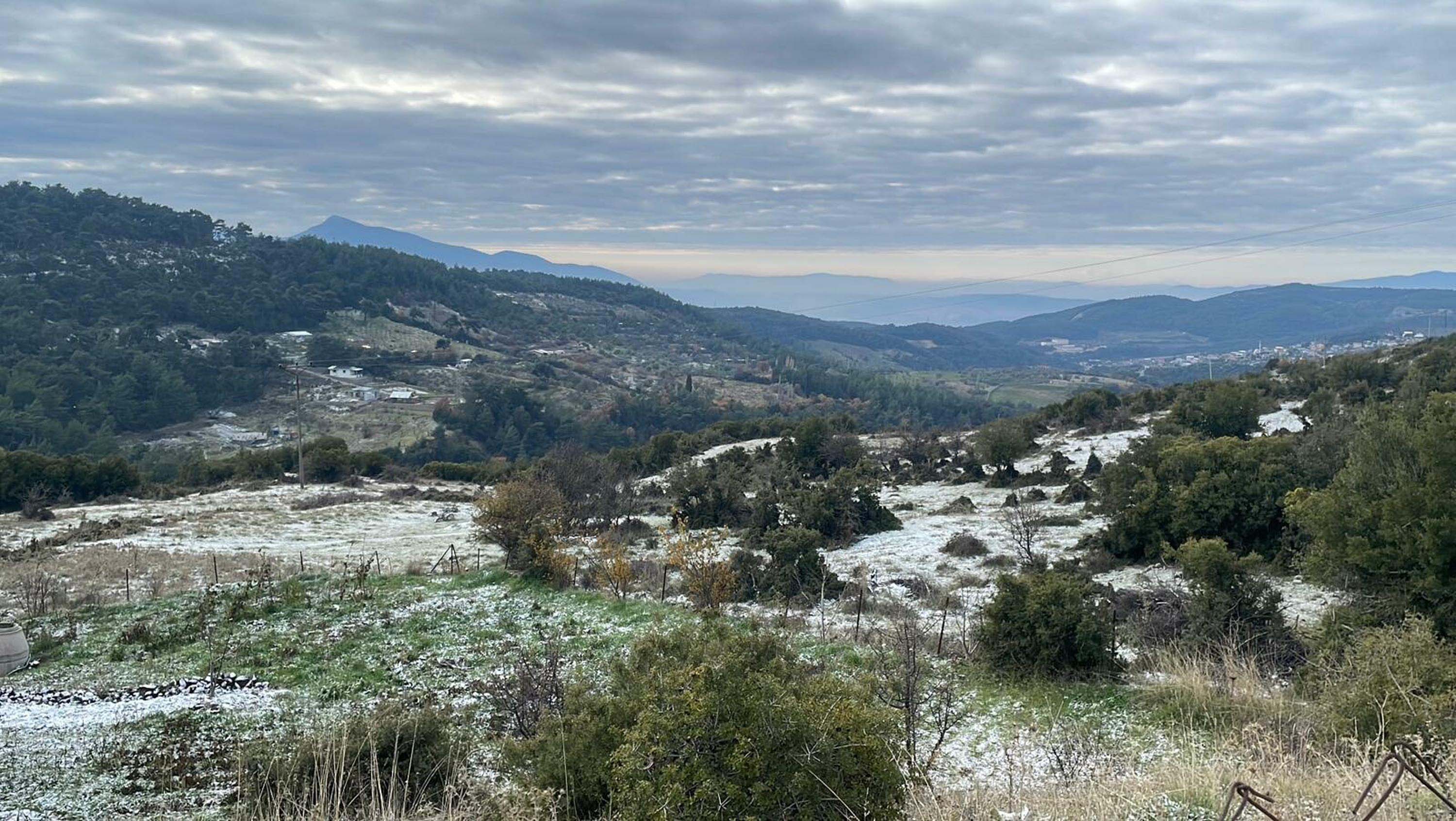 İzmir’in yüksek kesimlerine mevsimin ilk karı düştü