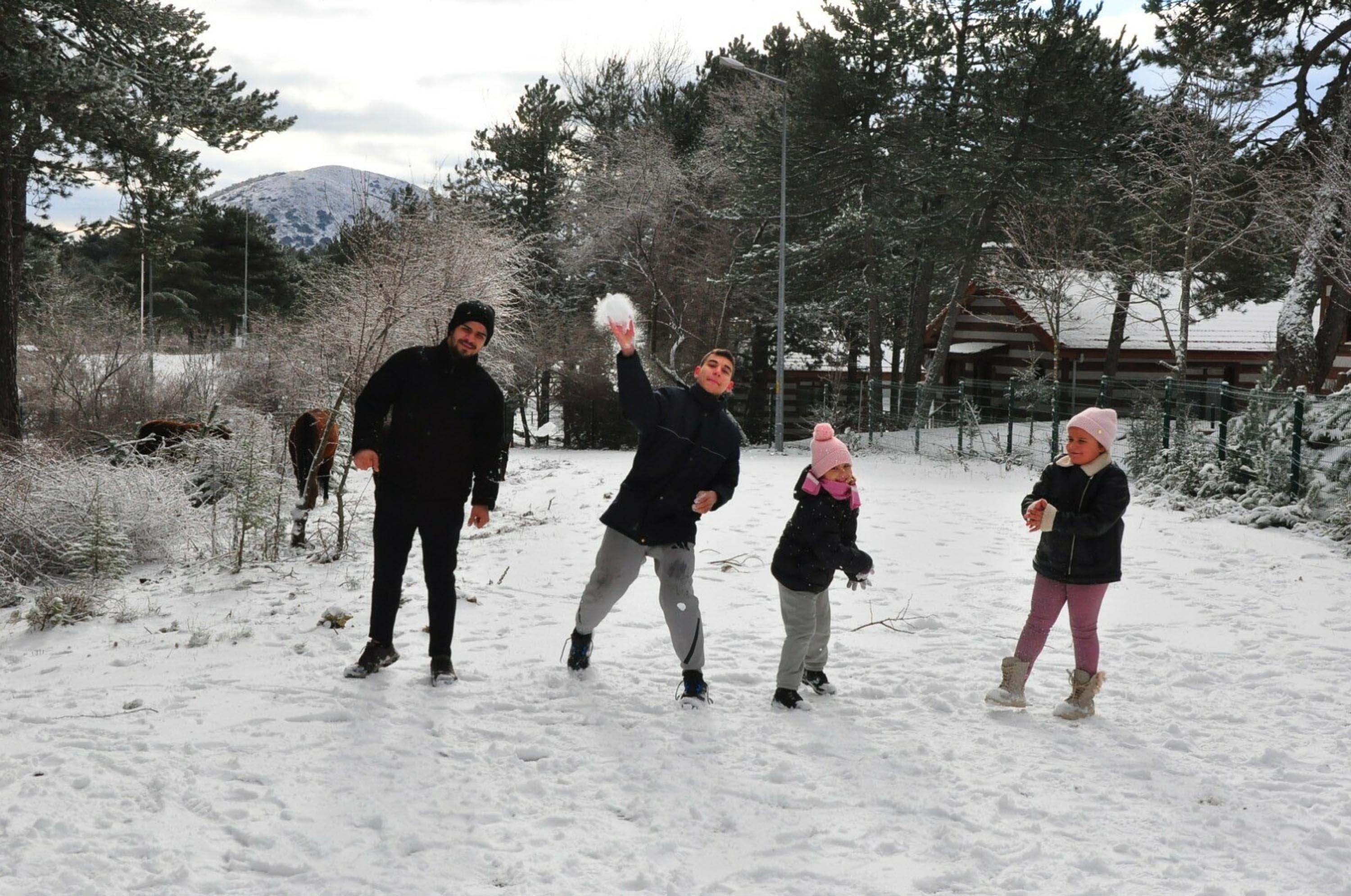 Spil Dağı, beyaz örtüyle kaplandı