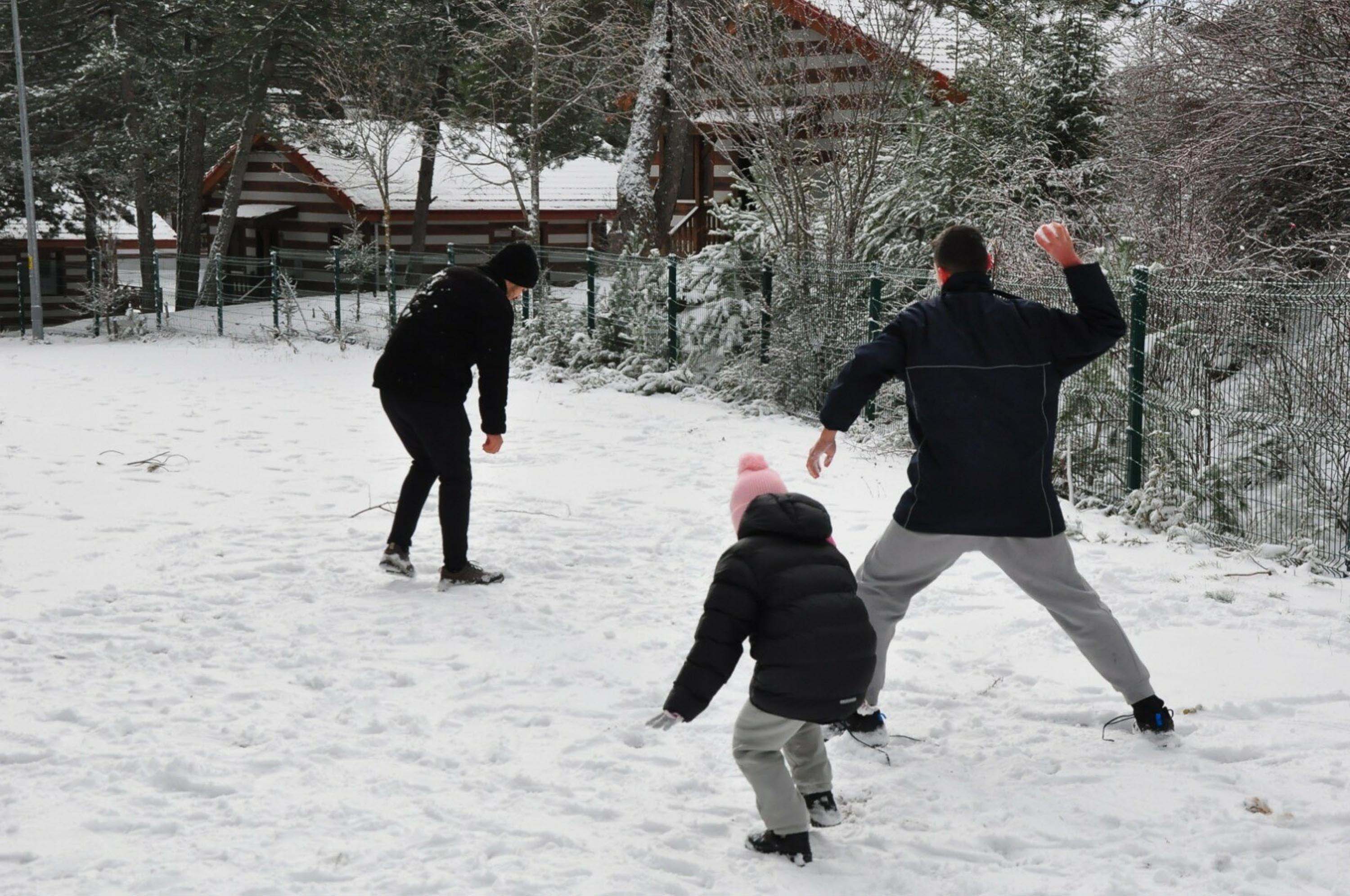 Spil Dağı, beyaz örtüyle kaplandı