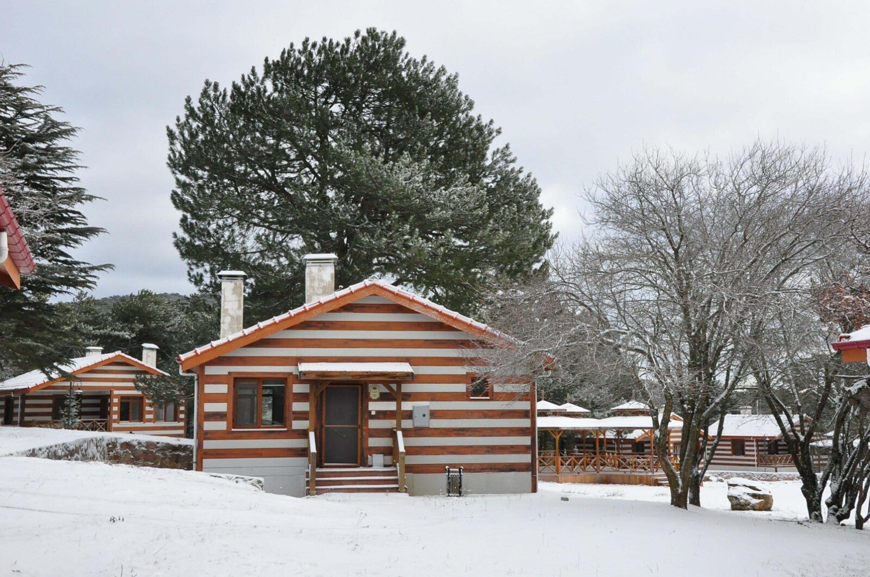 Spil Dağı, beyaz örtüyle kaplandı