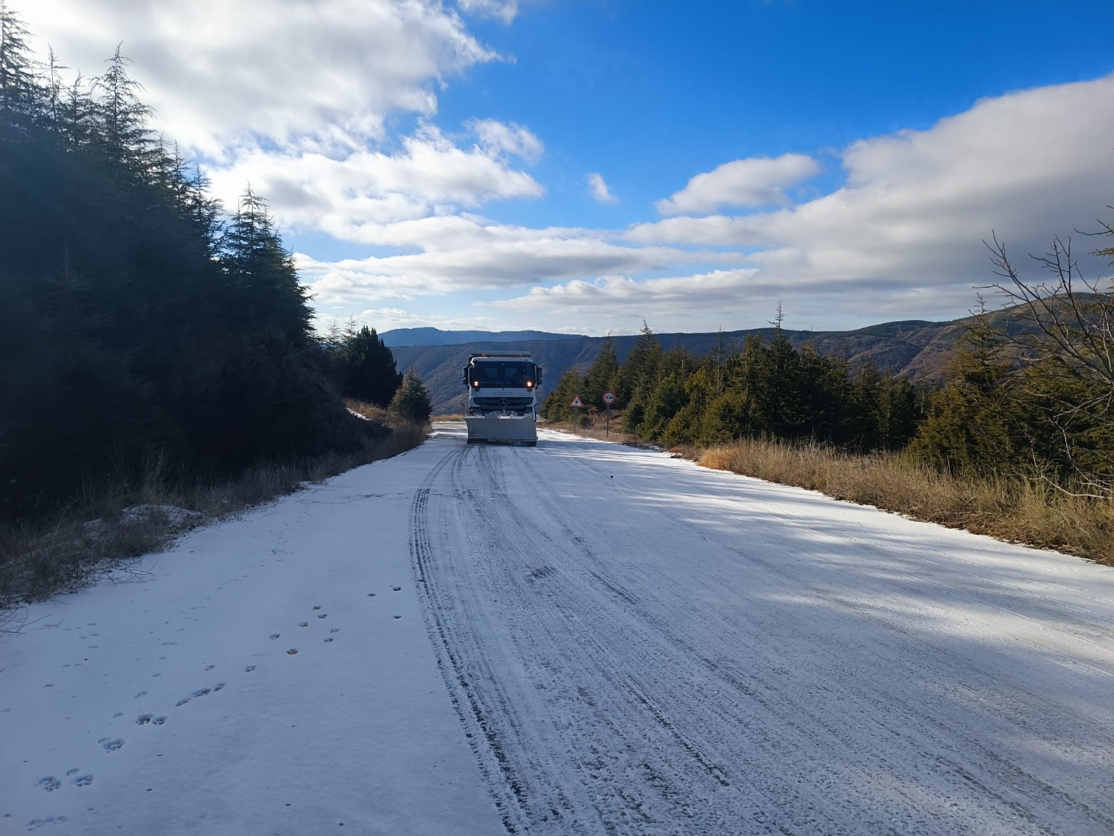 Büyükşehir'den Spil’den Bozdağ’a kar kaplanan yollara müdahale