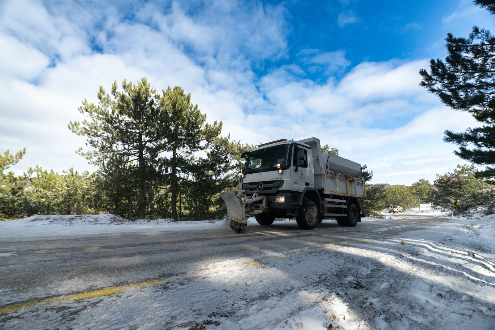 Büyükşehir'den Spil’den Bozdağ’a kar kaplanan yollara müdahale