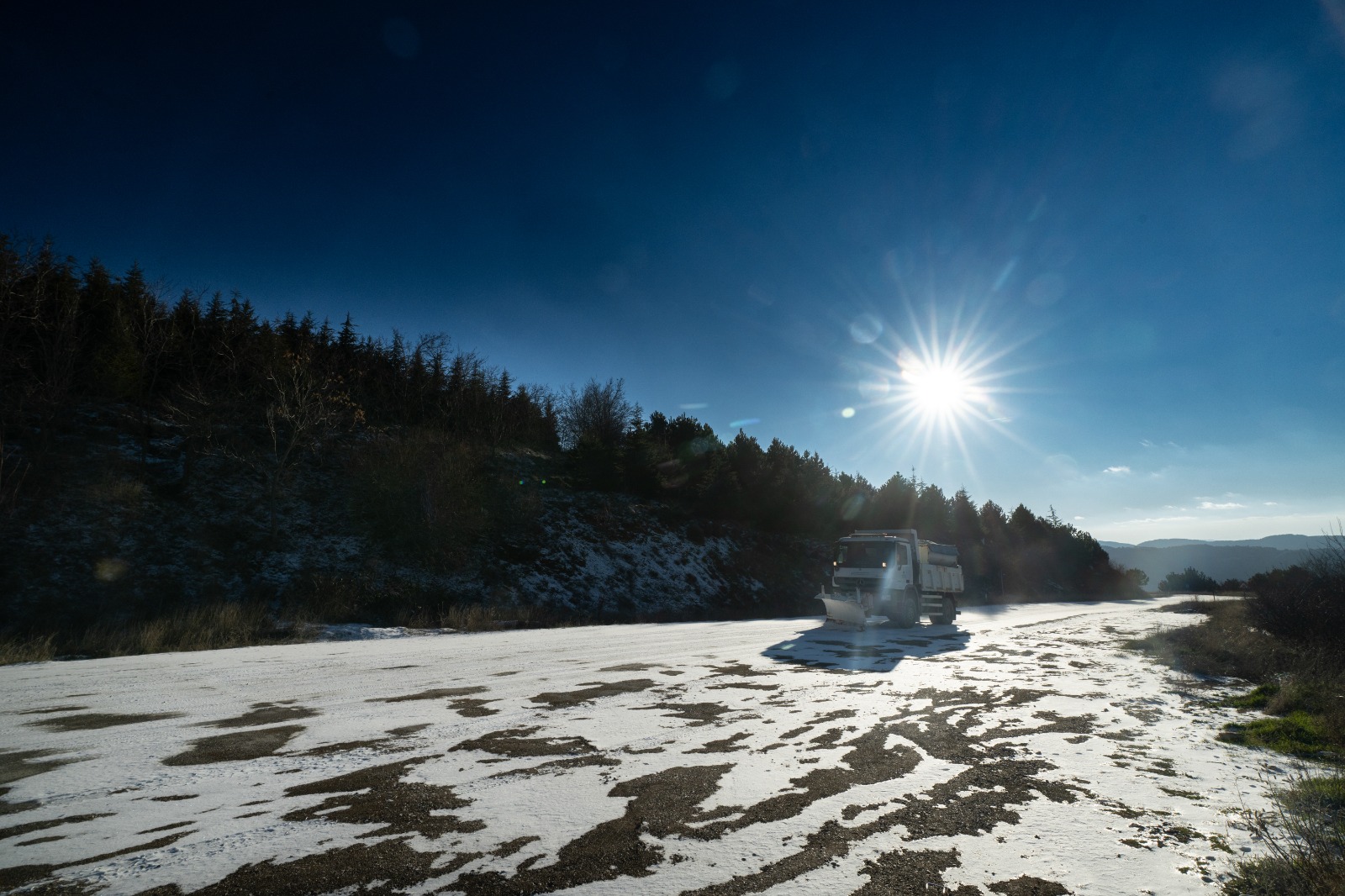 Büyükşehir'den Spil’den Bozdağ’a kar kaplanan yollara müdahale