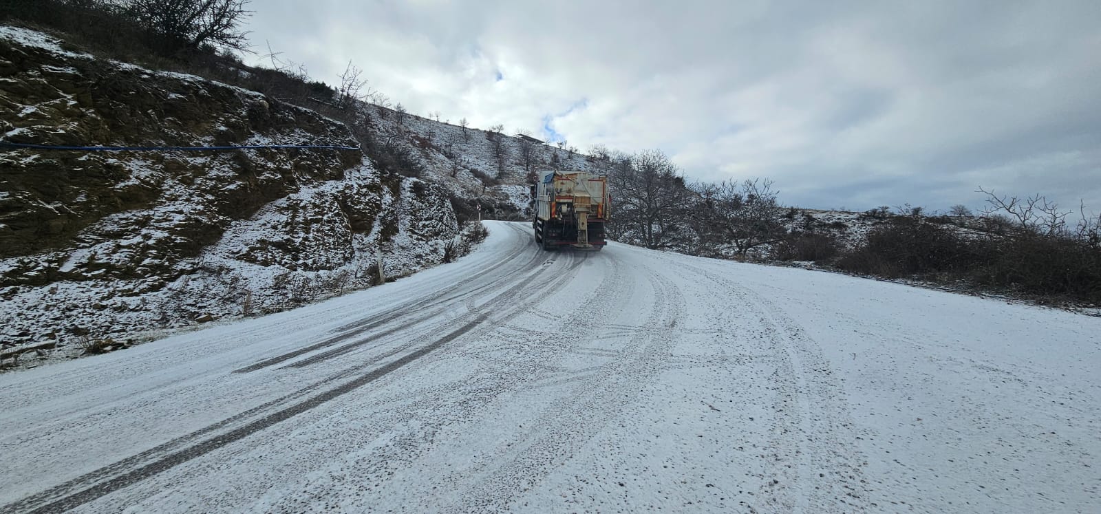 Büyükşehir'den Spil’den Bozdağ’a kar kaplanan yollara müdahale