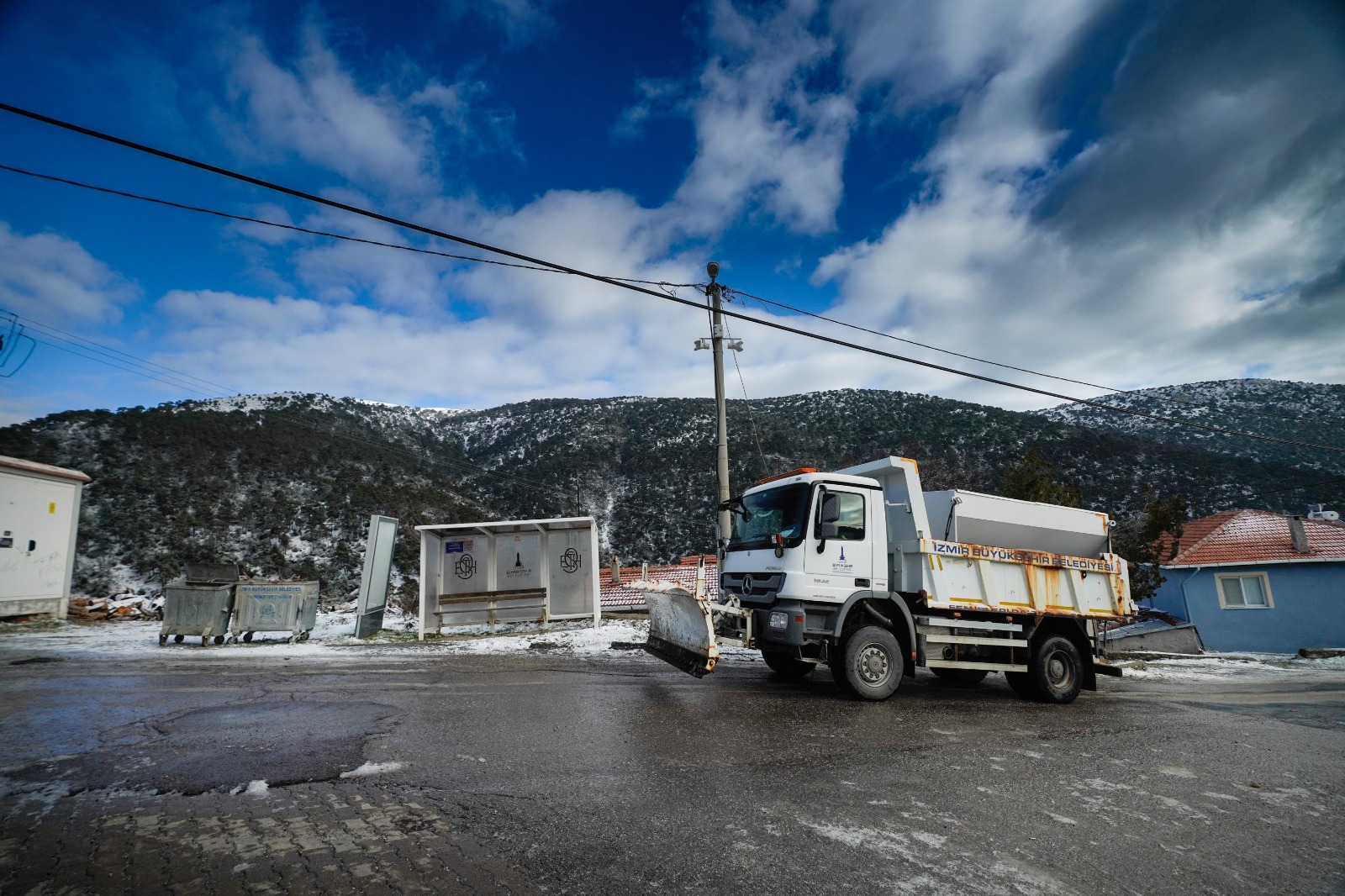 Büyükşehir'den Spil’den Bozdağ’a kar kaplanan yollara müdahale