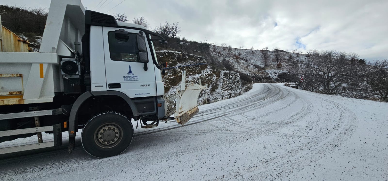 Büyükşehir'den Spil’den Bozdağ’a kar kaplanan yollara müdahale