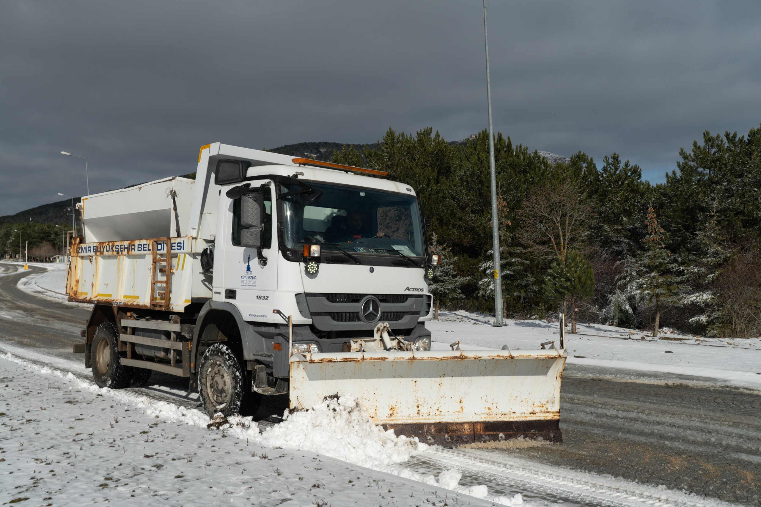 Büyükşehir'den Spil’den Bozdağ’a kar kaplanan yollara müdahale