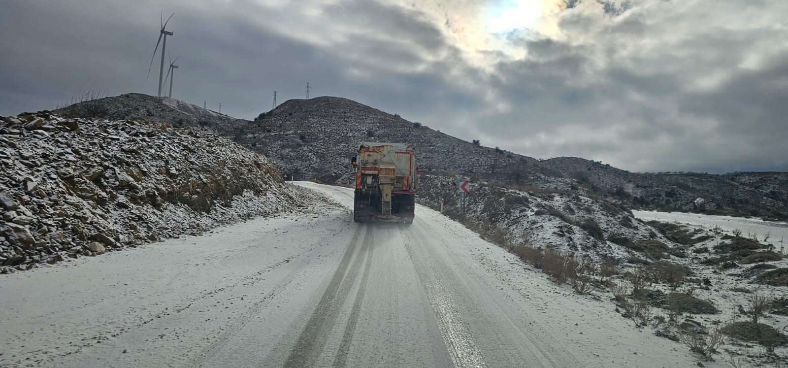 Büyükşehir'den Spil’den Bozdağ’a kar kaplanan yollara müdahale