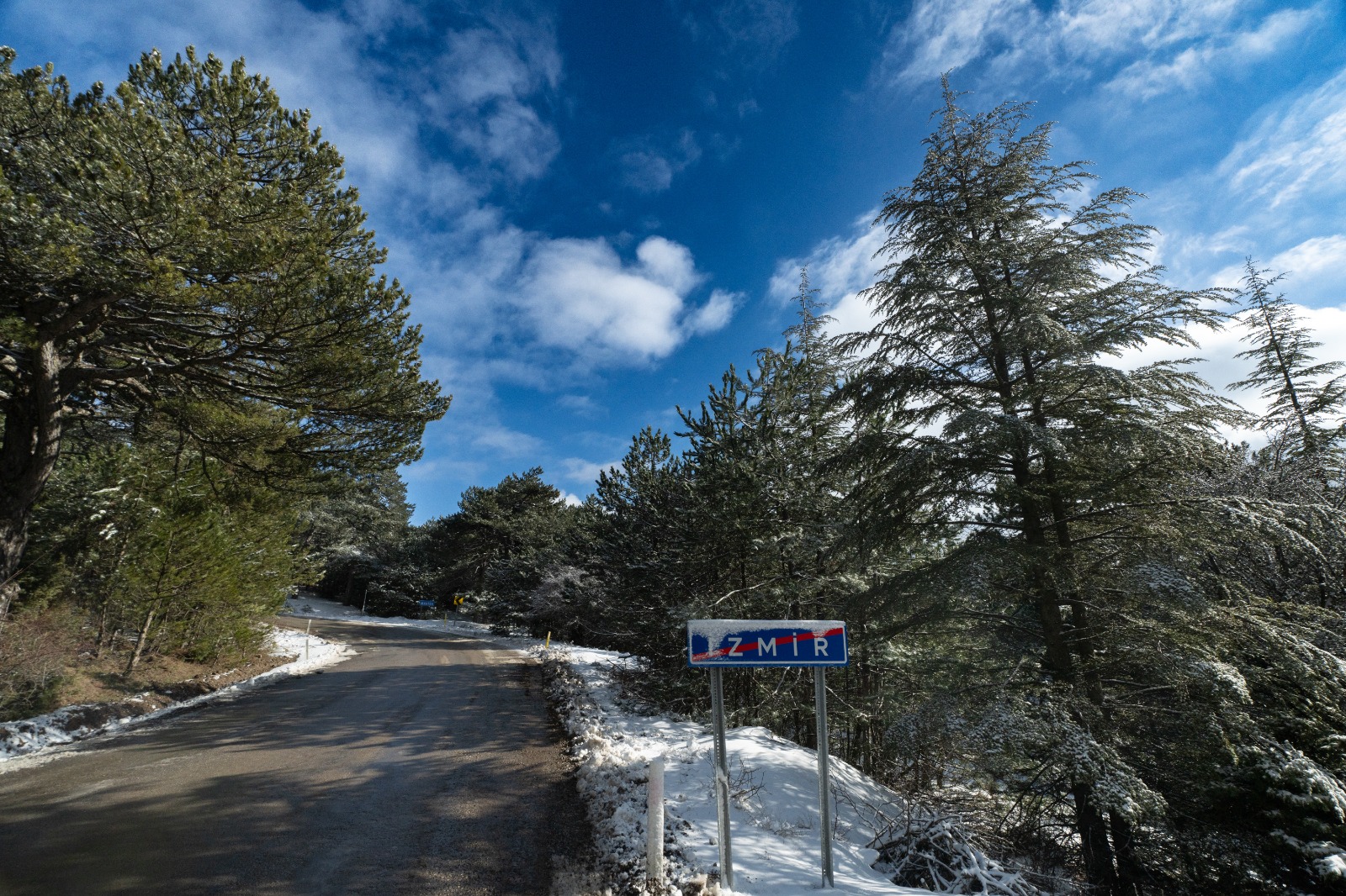 Büyükşehir'den Spil’den Bozdağ’a kar kaplanan yollara müdahale