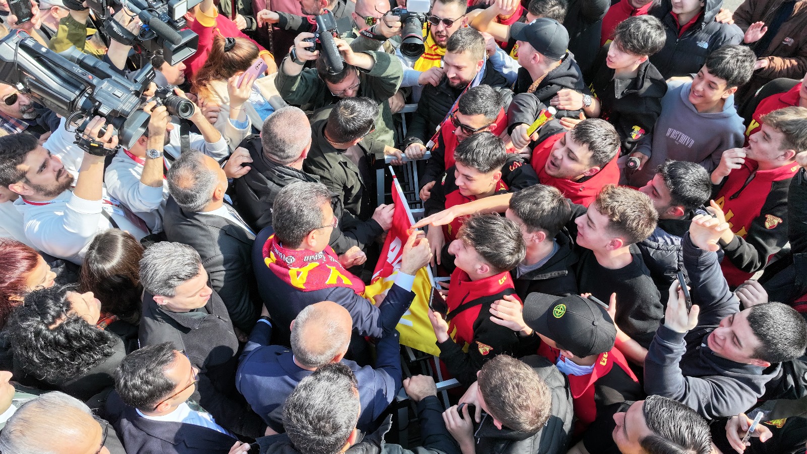 CHP'nin Cumhurbaşkanı aday adayı İmamoğlu İzmir'de