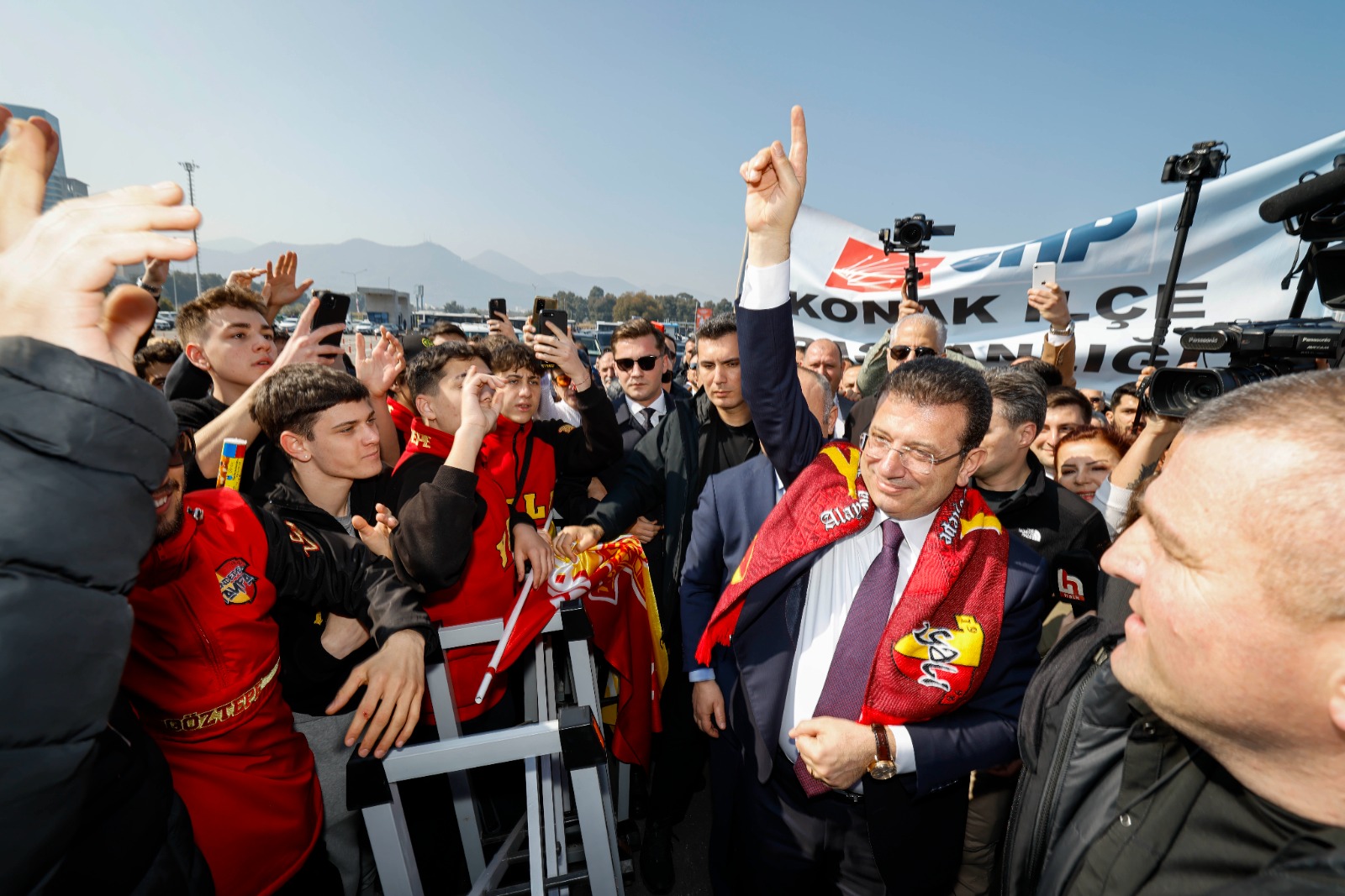 CHP'nin Cumhurbaşkanı aday adayı İmamoğlu İzmir'de