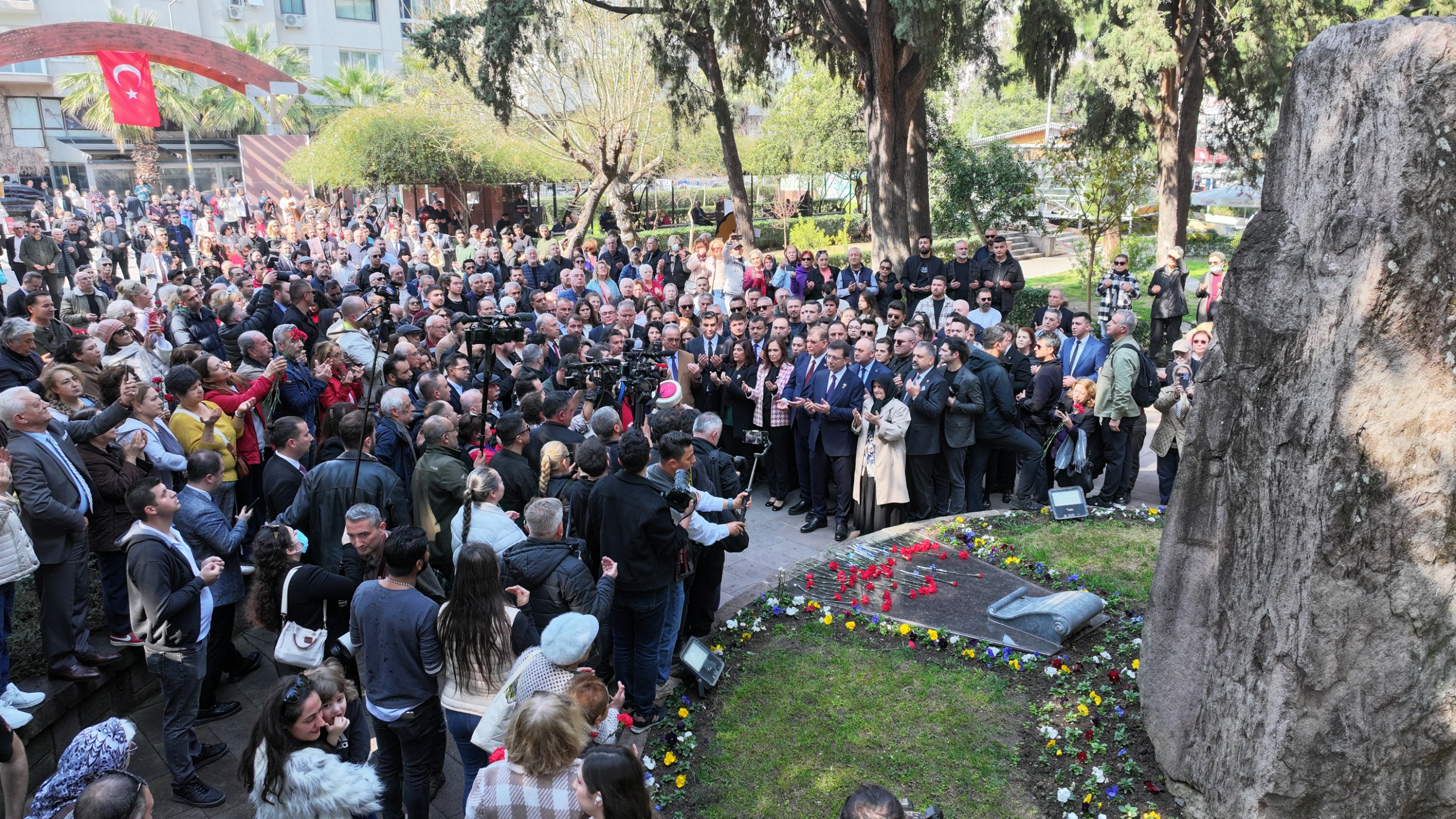 CHP'nin Cumhurbaşkanı aday adayı İmamoğlu İzmir'de