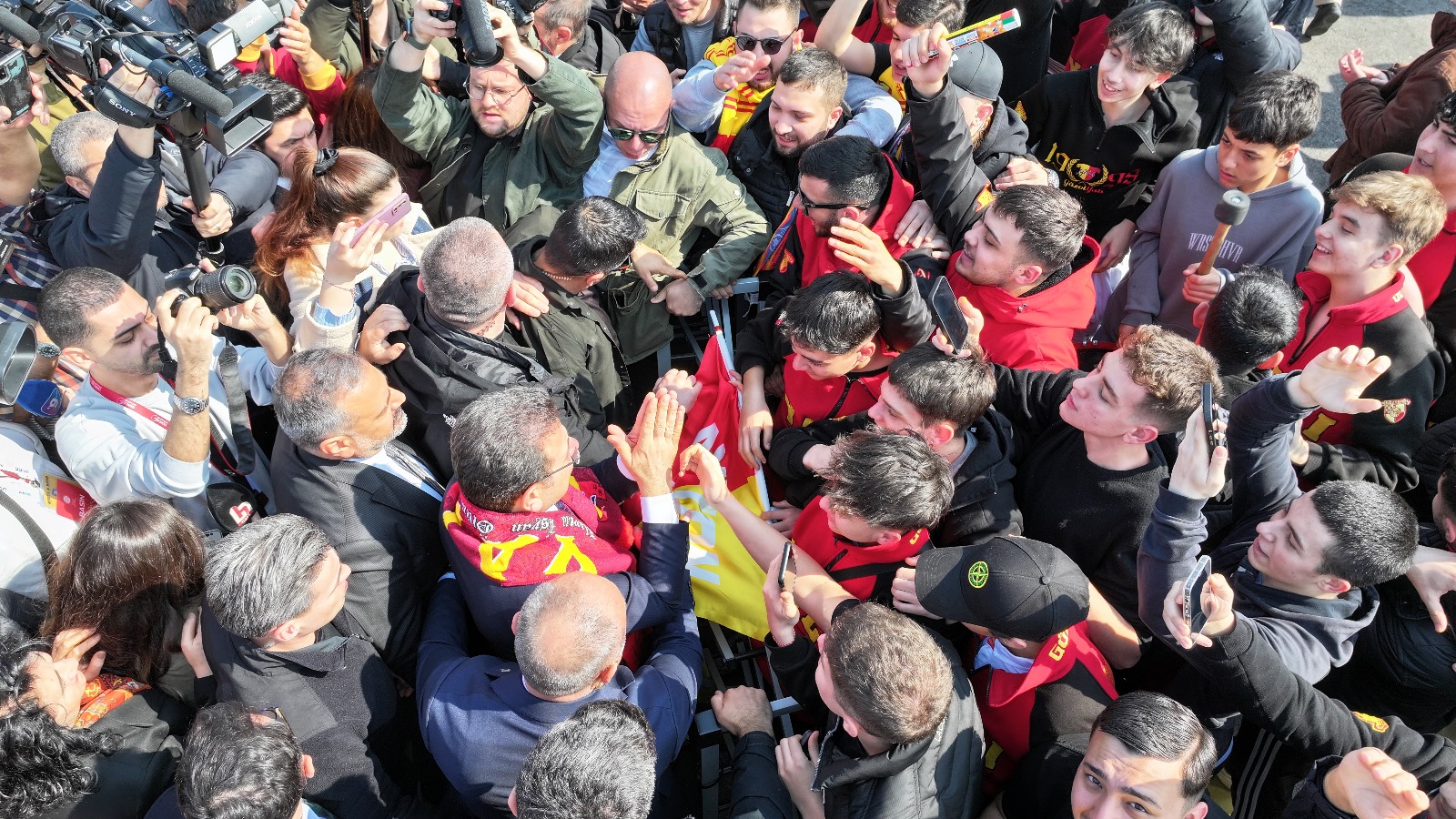 CHP'nin Cumhurbaşkanı aday adayı İmamoğlu İzmir'de