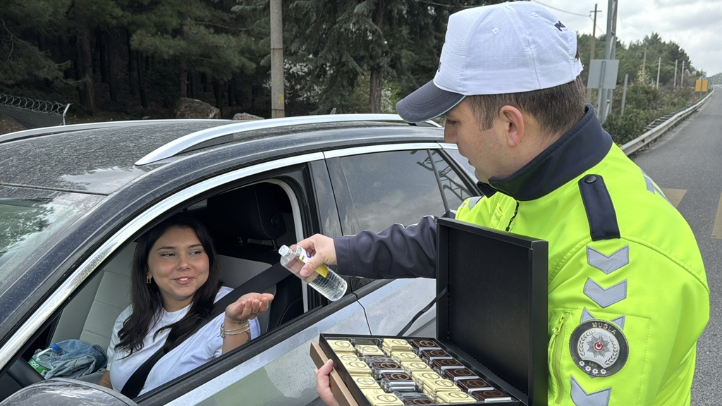  Muğla'ya tatilci akını; kilometrelerce araç kuyruğu oluştu