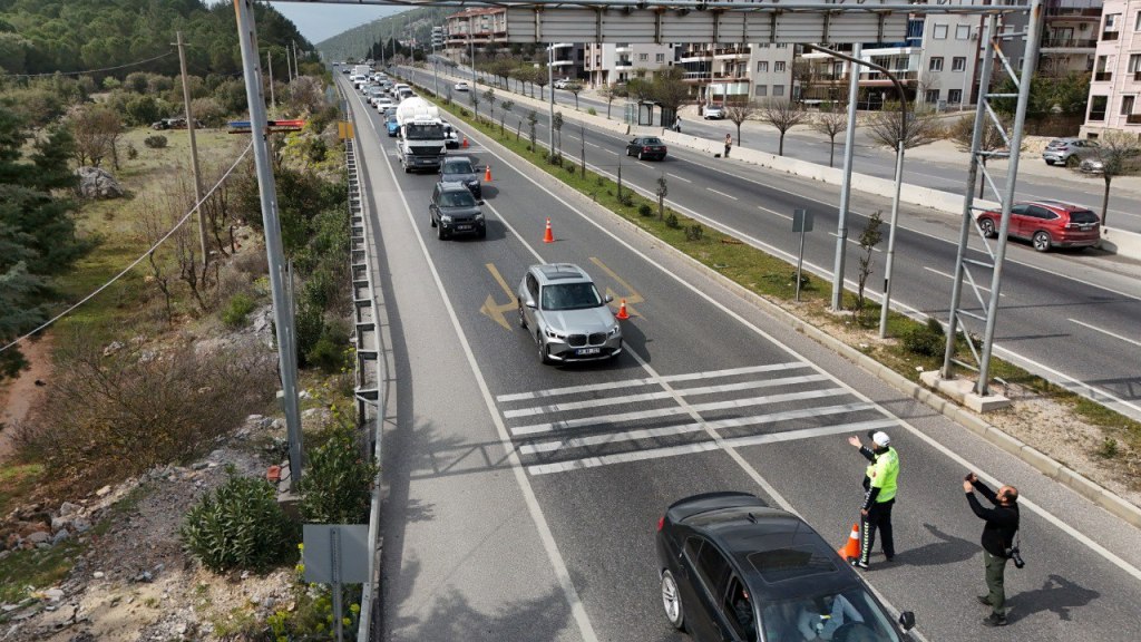  Muğla'ya tatilci akını; kilometrelerce araç kuyruğu oluştu