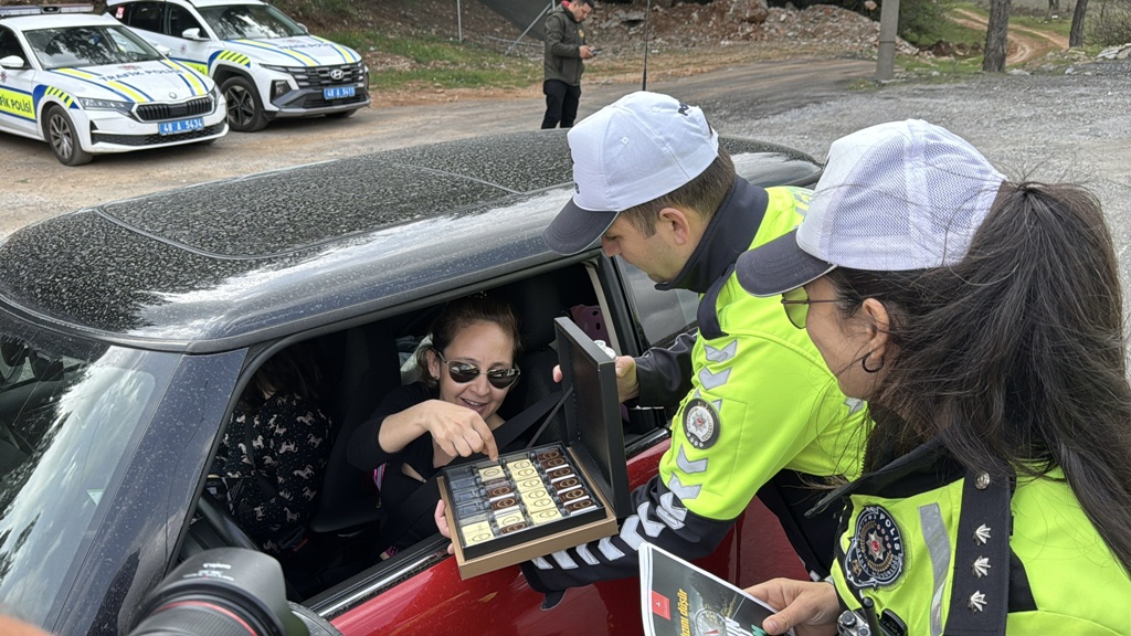  Muğla'ya tatilci akını; kilometrelerce araç kuyruğu oluştu
