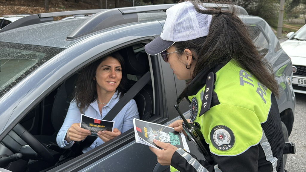  Muğla'ya tatilci akını; kilometrelerce araç kuyruğu oluştu