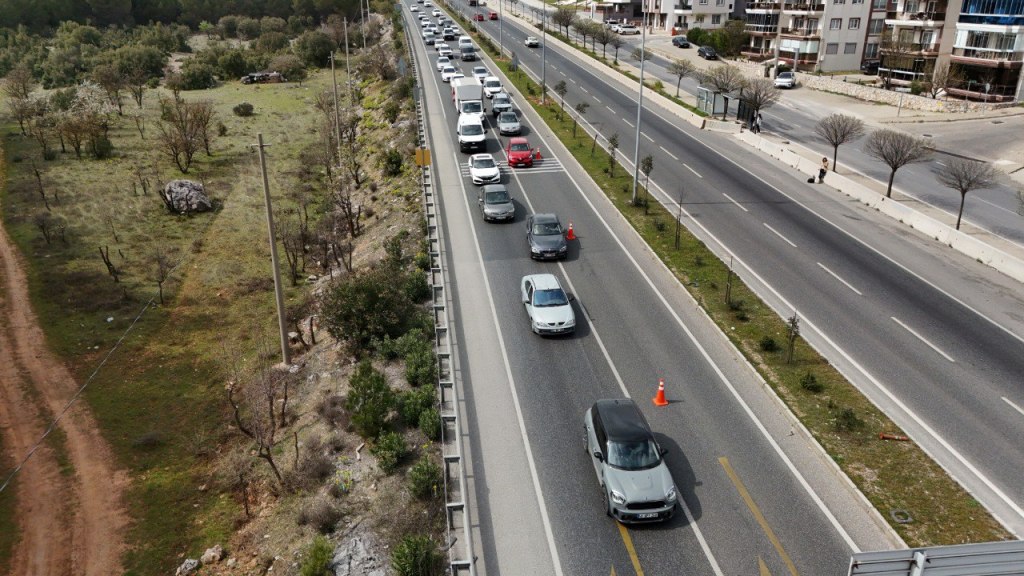  Muğla'ya tatilci akını; kilometrelerce araç kuyruğu oluştu