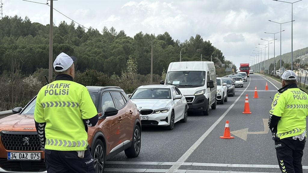  Muğla'ya tatilci akını; kilometrelerce araç kuyruğu oluştu