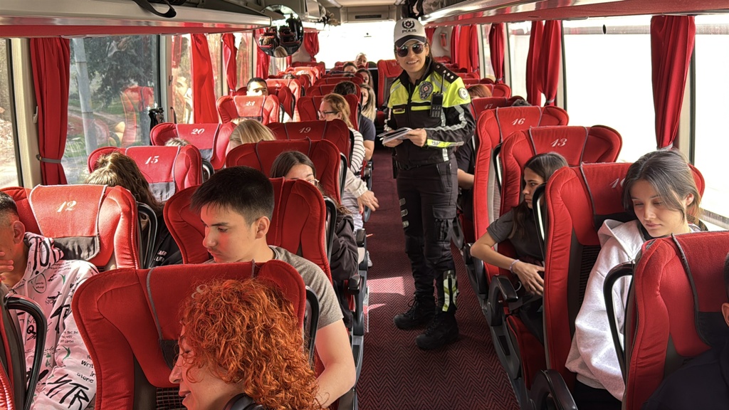  Muğla'ya tatilci akını; kilometrelerce araç kuyruğu oluştu