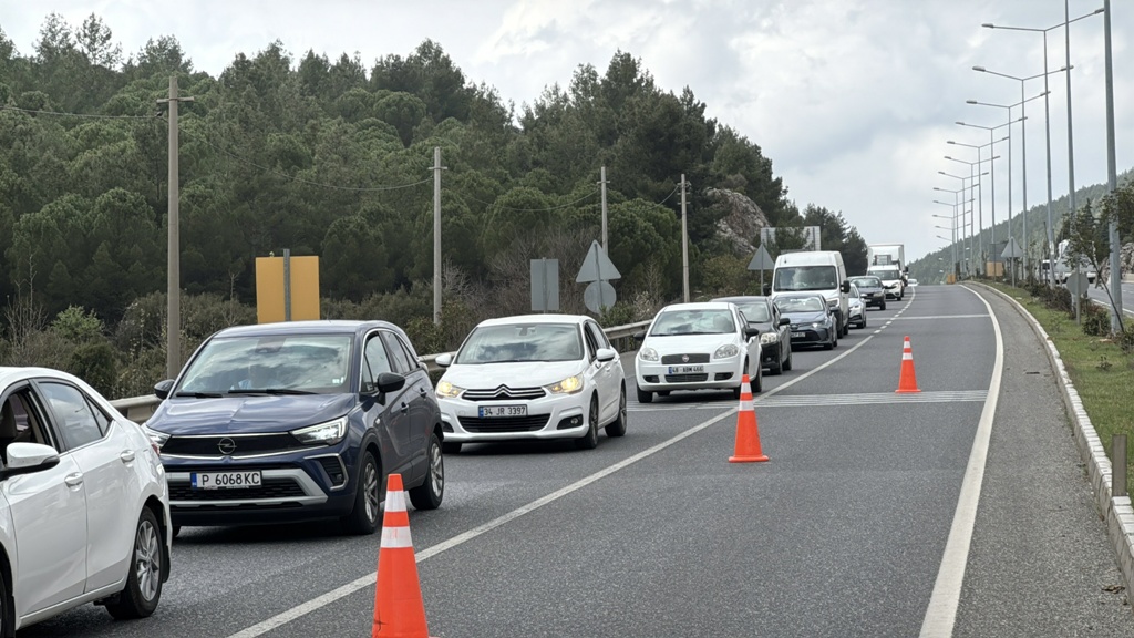  Muğla'ya tatilci akını; kilometrelerce araç kuyruğu oluştu