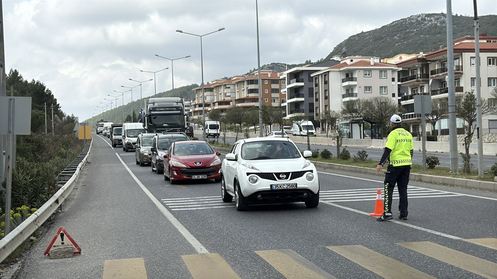  Muğla'ya tatilci akını; kilometrelerce araç kuyruğu oluştu