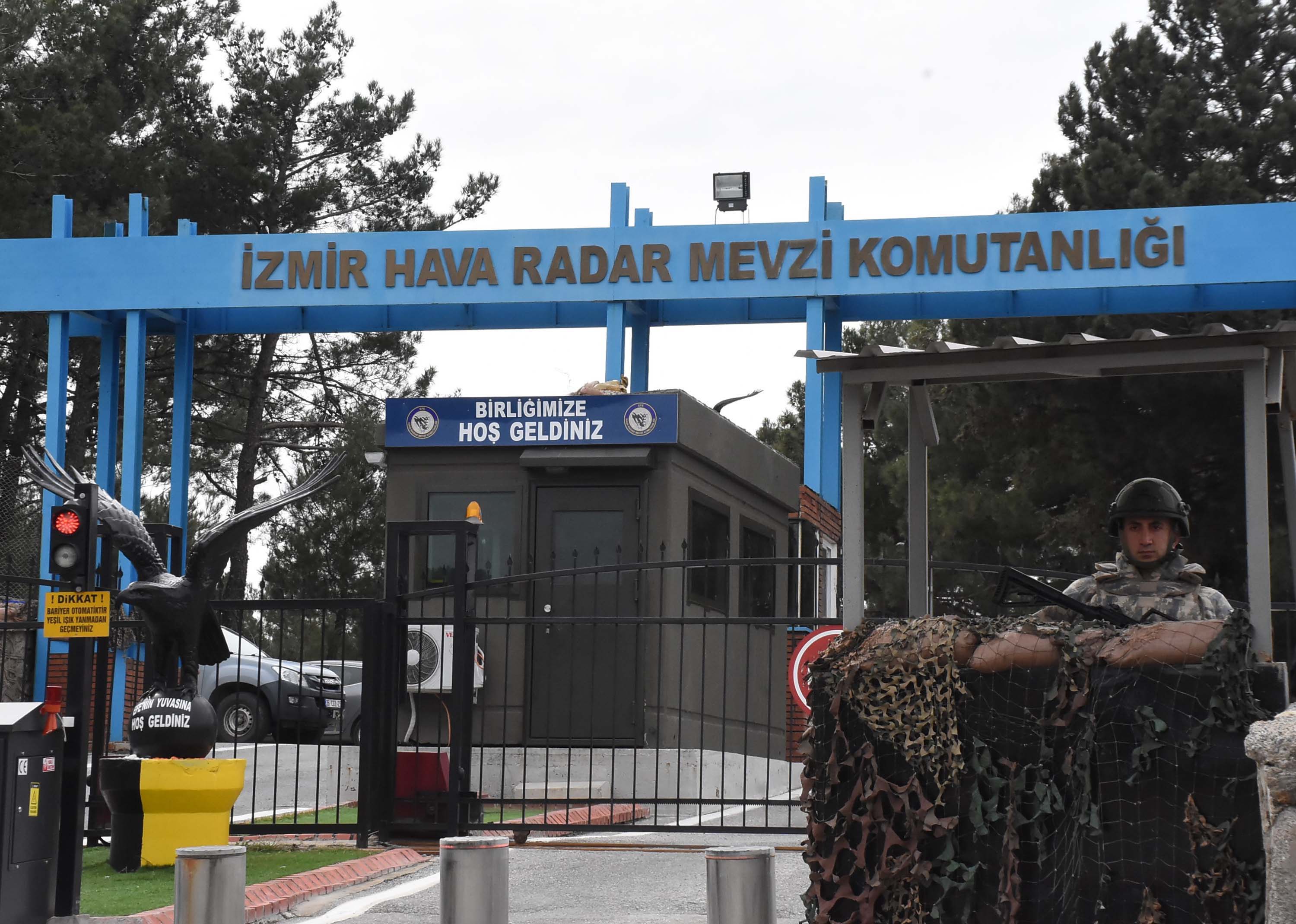 İzmir Hava Radar Mevki Komutanlığı'nda görev yapan Mehmetçik bayramda da görev başında