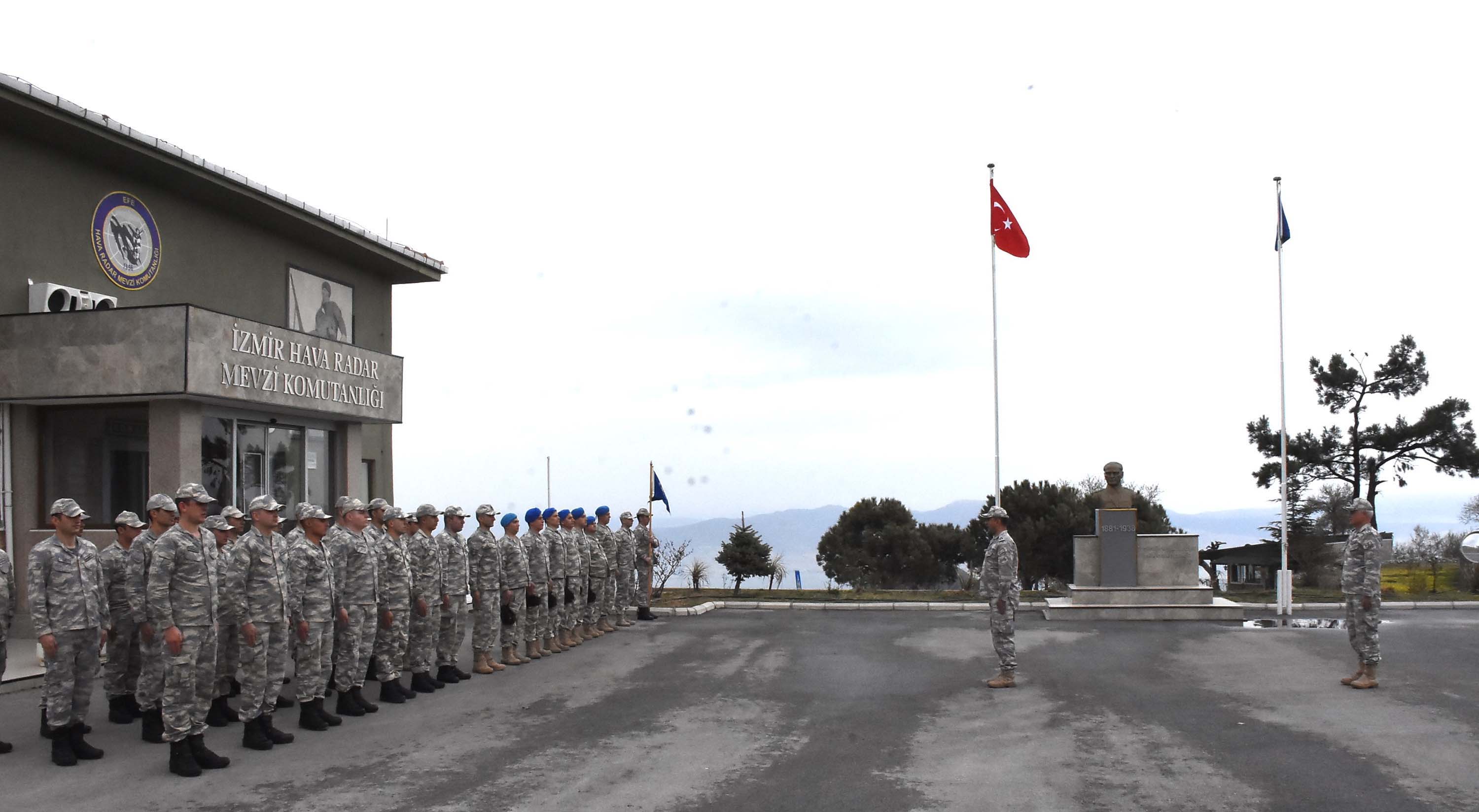 İzmir Hava Radar Mevki Komutanlığı'nda görev yapan Mehmetçik bayramda da görev başında
