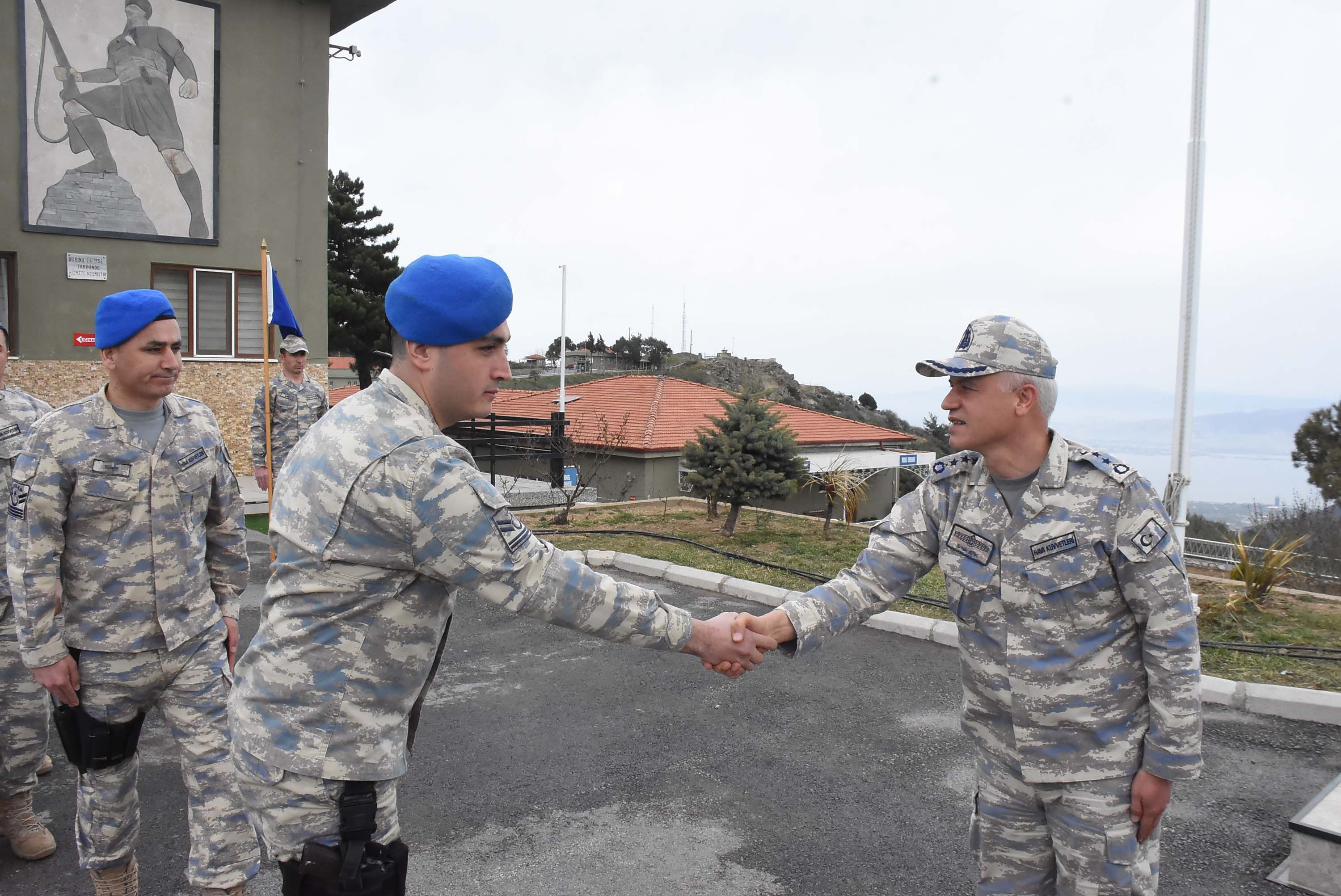 İzmir Hava Radar Mevki Komutanlığı'nda görev yapan Mehmetçik bayramda da görev başında