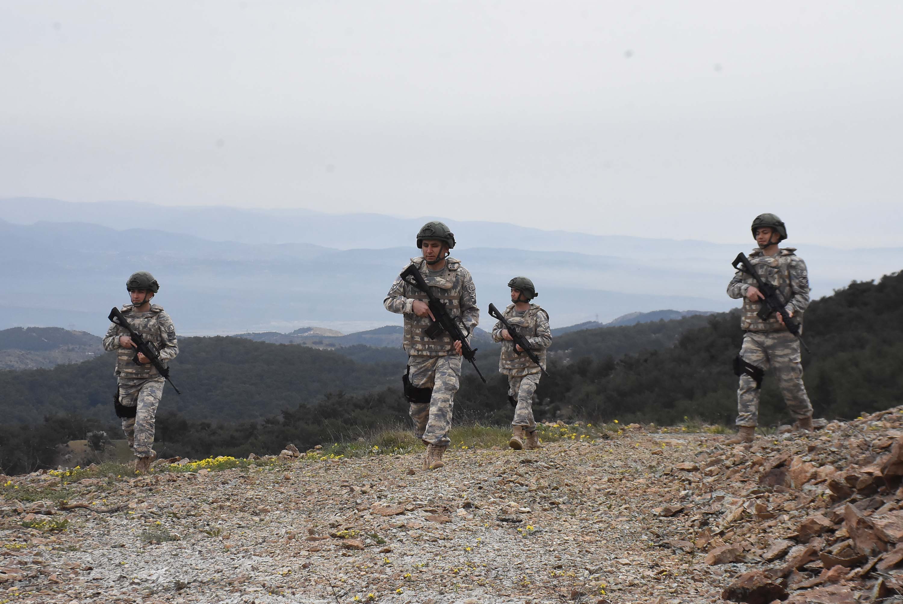 İzmir Hava Radar Mevki Komutanlığı'nda görev yapan Mehmetçik bayramda da görev başında