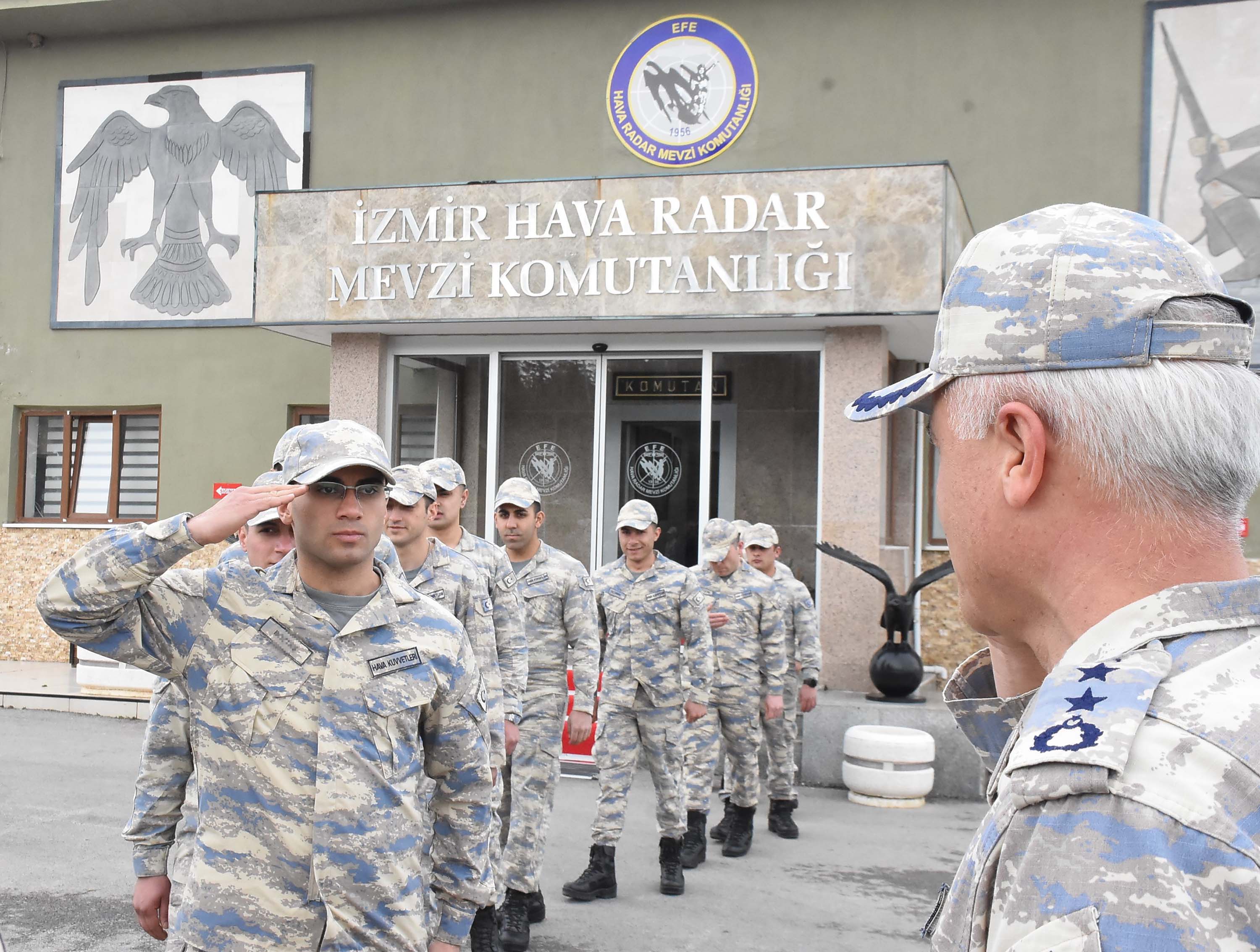 İzmir Hava Radar Mevki Komutanlığı'nda görev yapan Mehmetçik bayramda da görev başında