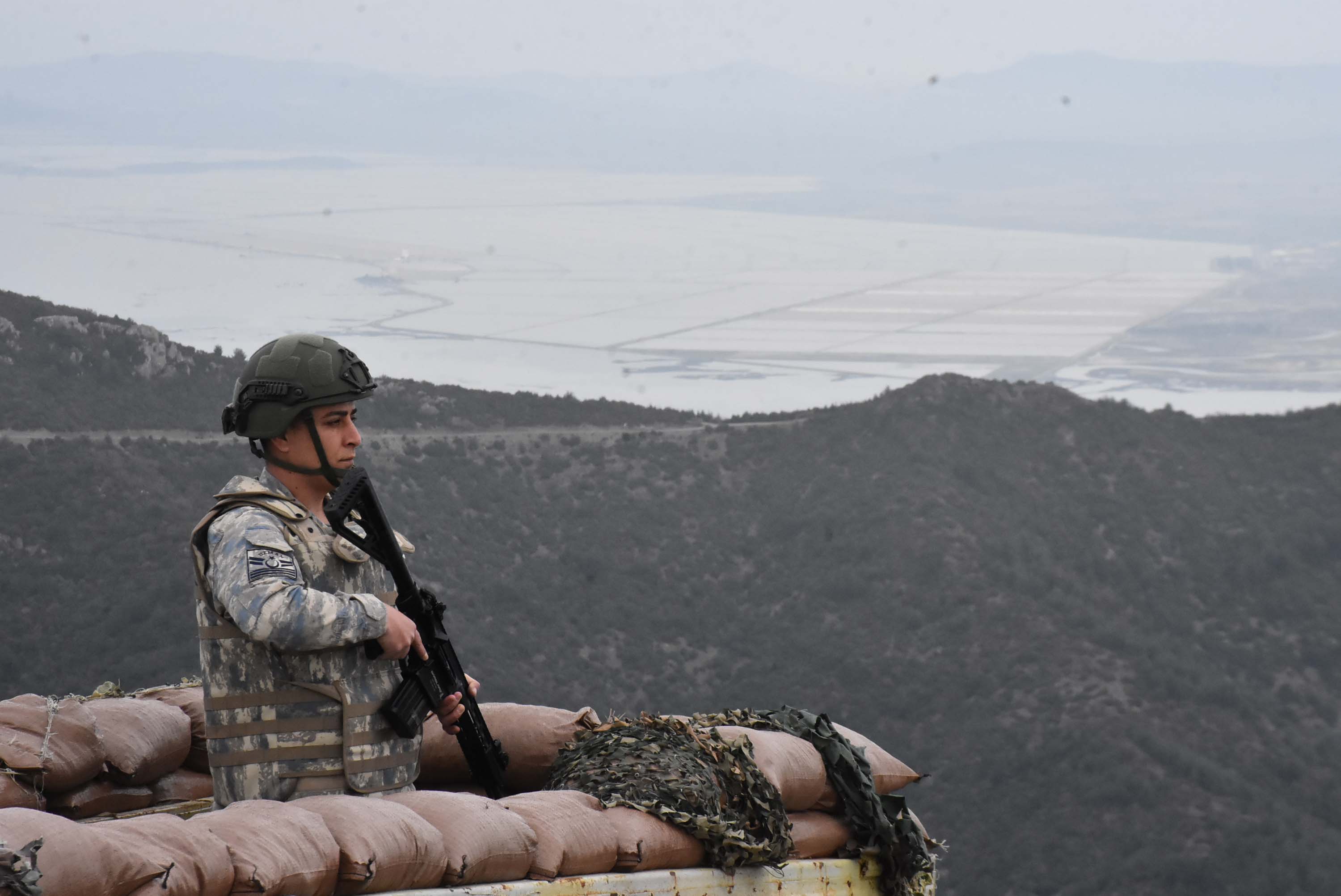 İzmir Hava Radar Mevki Komutanlığı'nda görev yapan Mehmetçik bayramda da görev başında