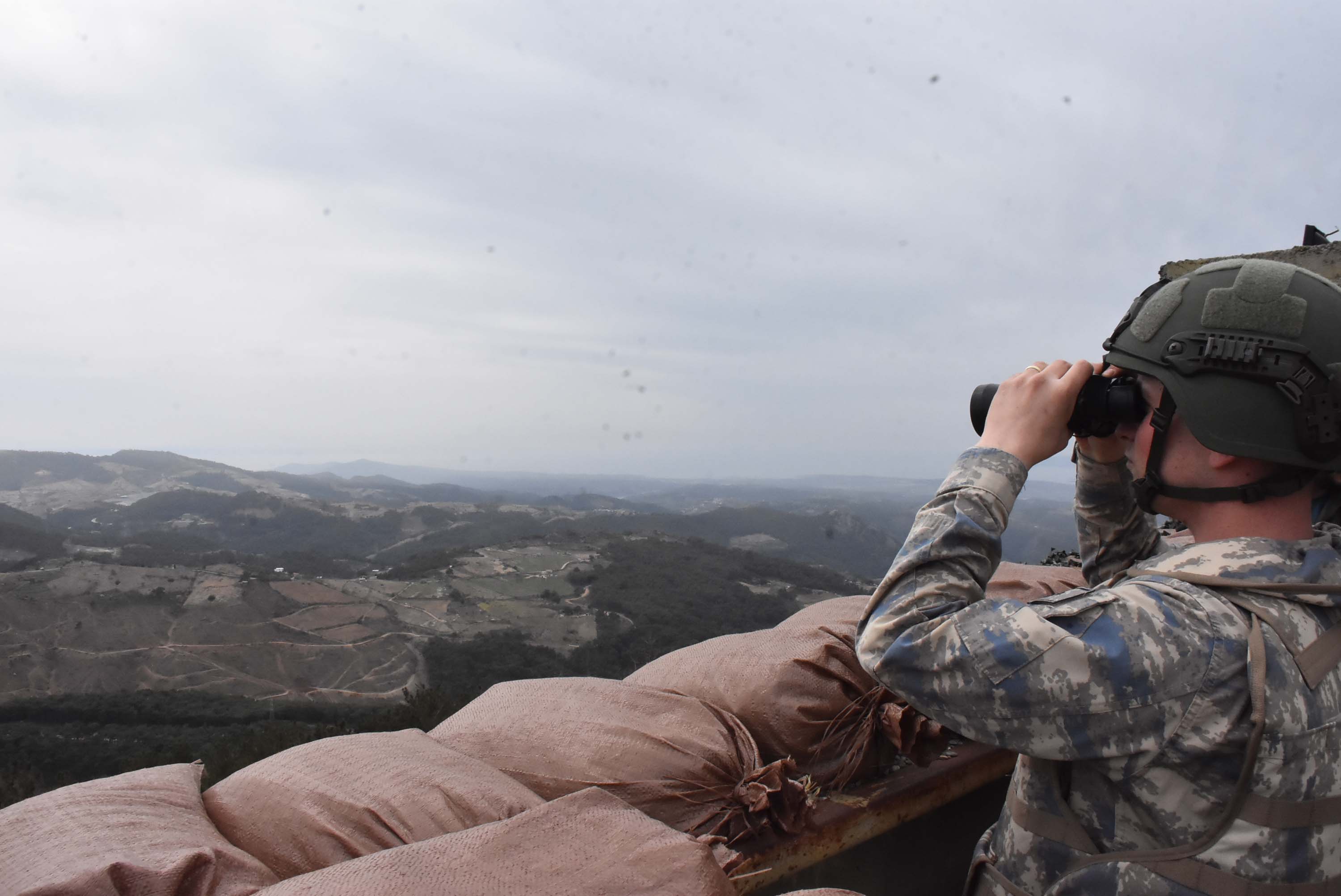 İzmir Hava Radar Mevki Komutanlığı'nda görev yapan Mehmetçik bayramda da görev başında