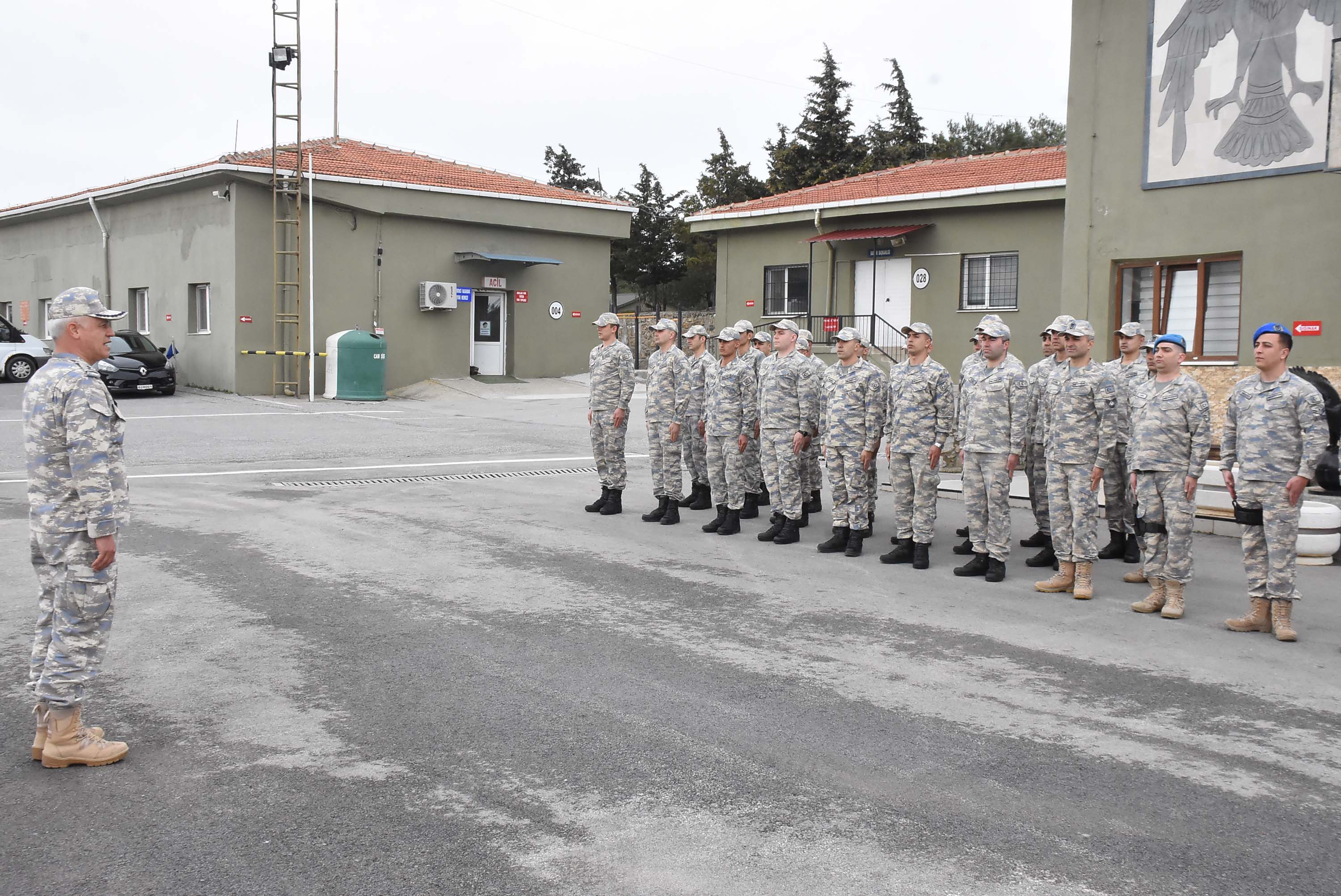 İzmir Hava Radar Mevki Komutanlığı'nda görev yapan Mehmetçik bayramda da görev başında