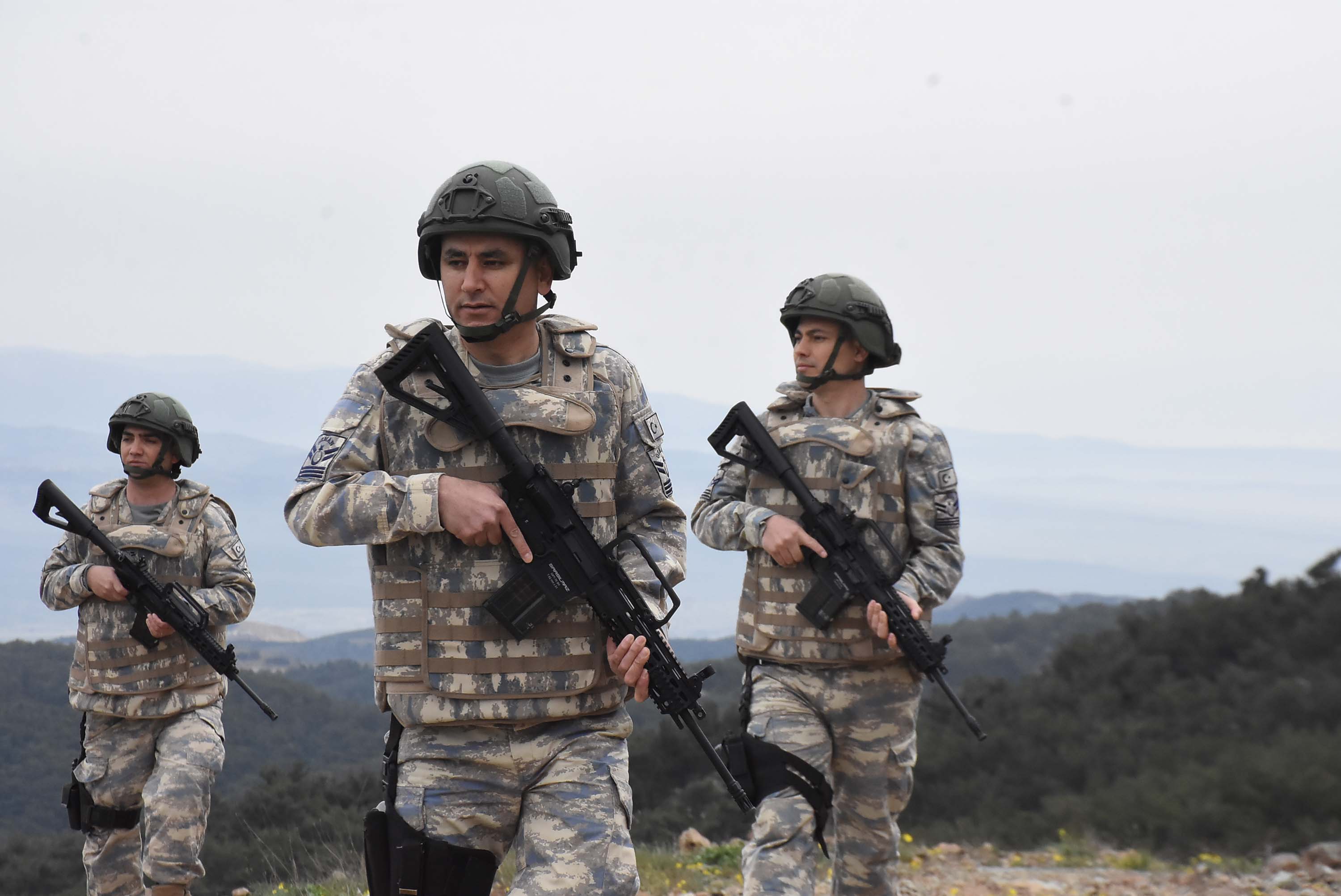 İzmir Hava Radar Mevki Komutanlığı'nda görev yapan Mehmetçik bayramda da görev başında