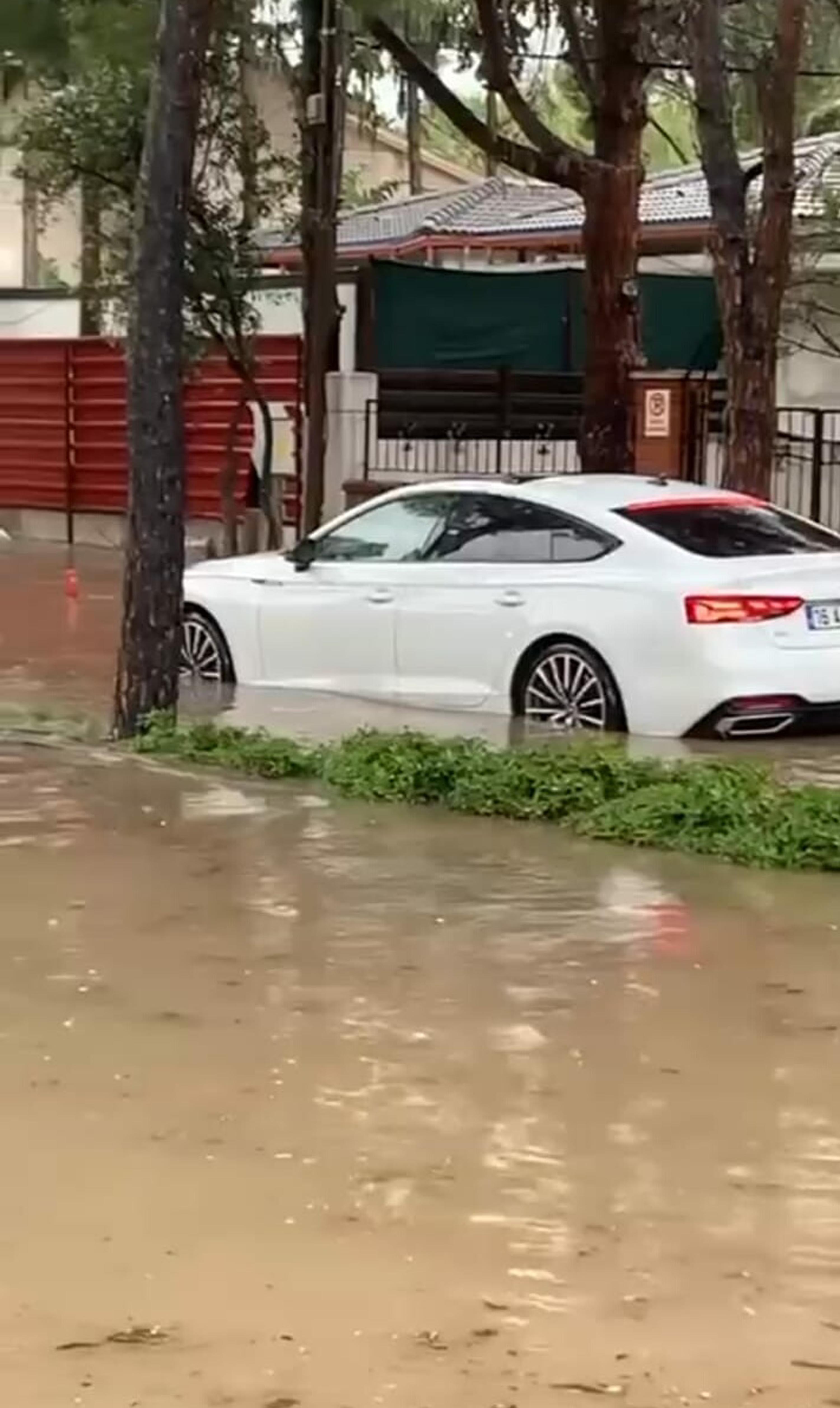 İzmir'de sağanak, dolu ve toz taşınımı