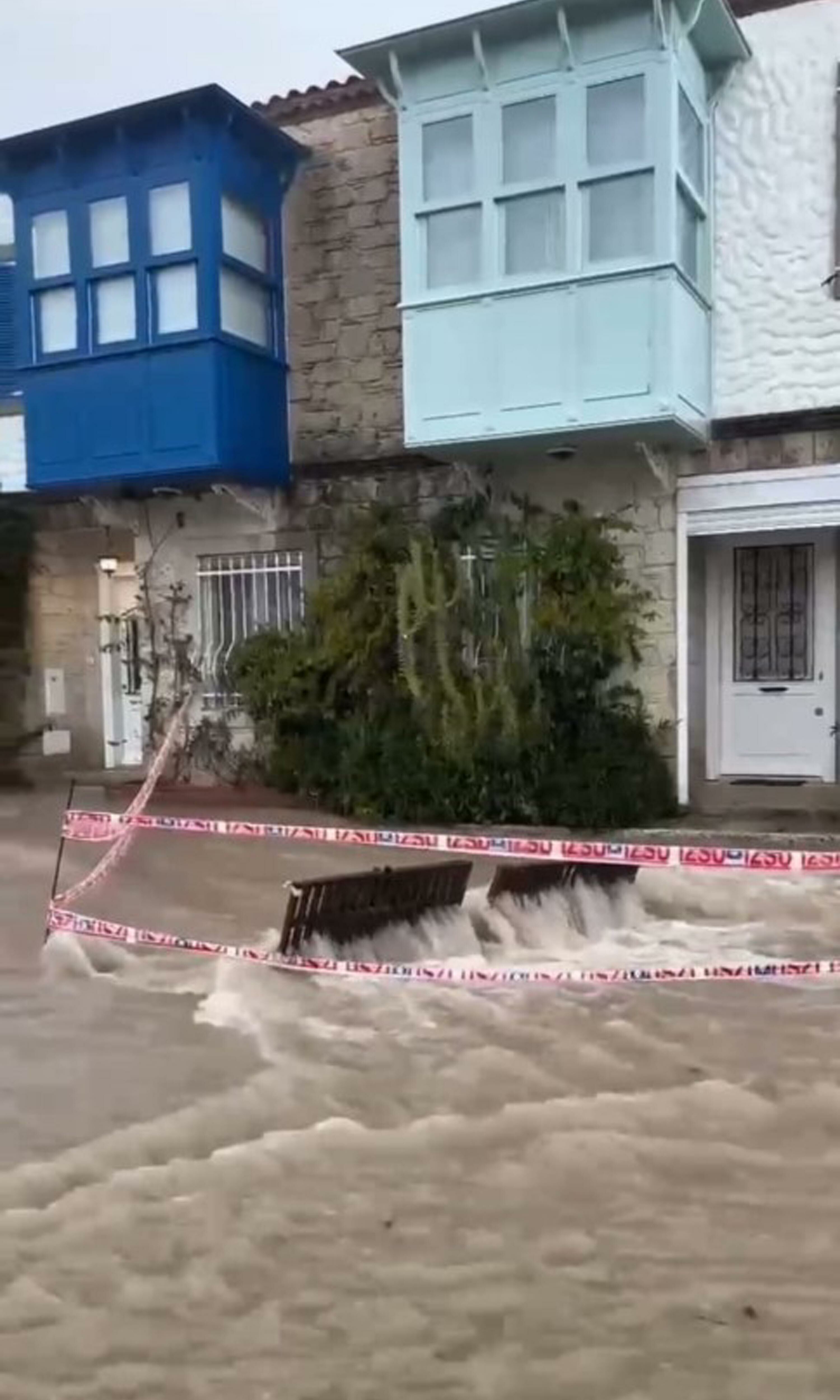 İzmir'de sağanak, dolu ve toz taşınımı