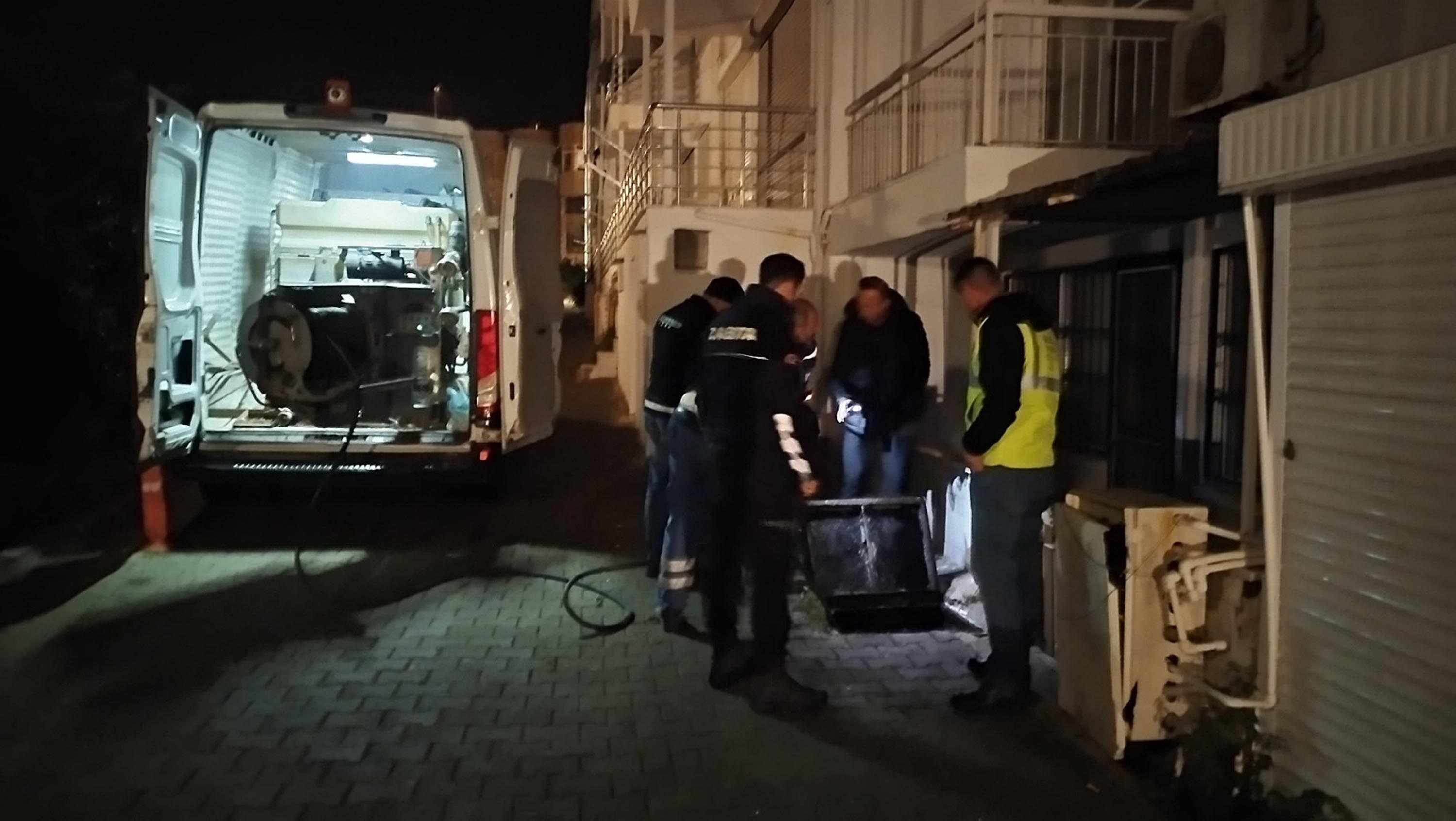 İzmir'de sağanak, dolu ve toz taşınımı