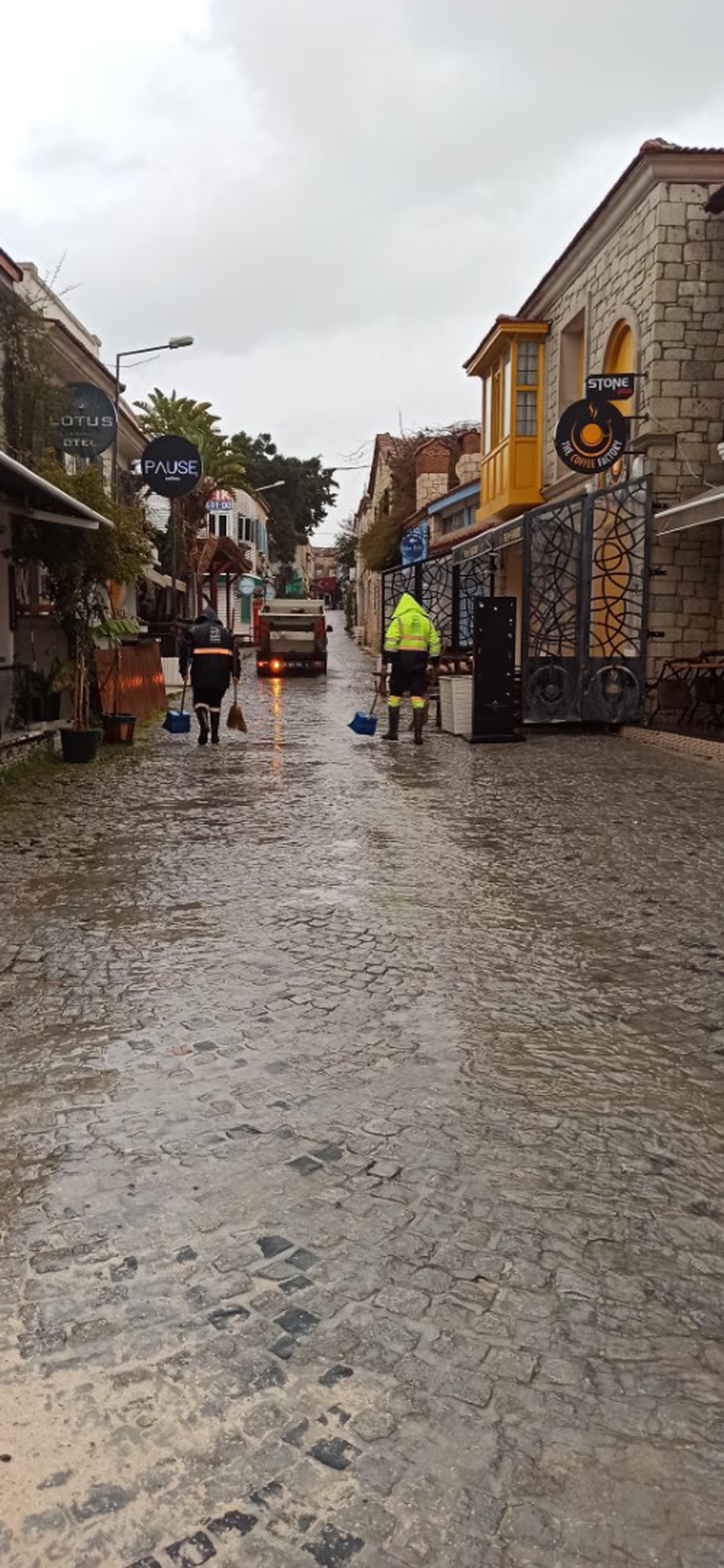 İzmir'de sağanak, dolu ve toz taşınımı