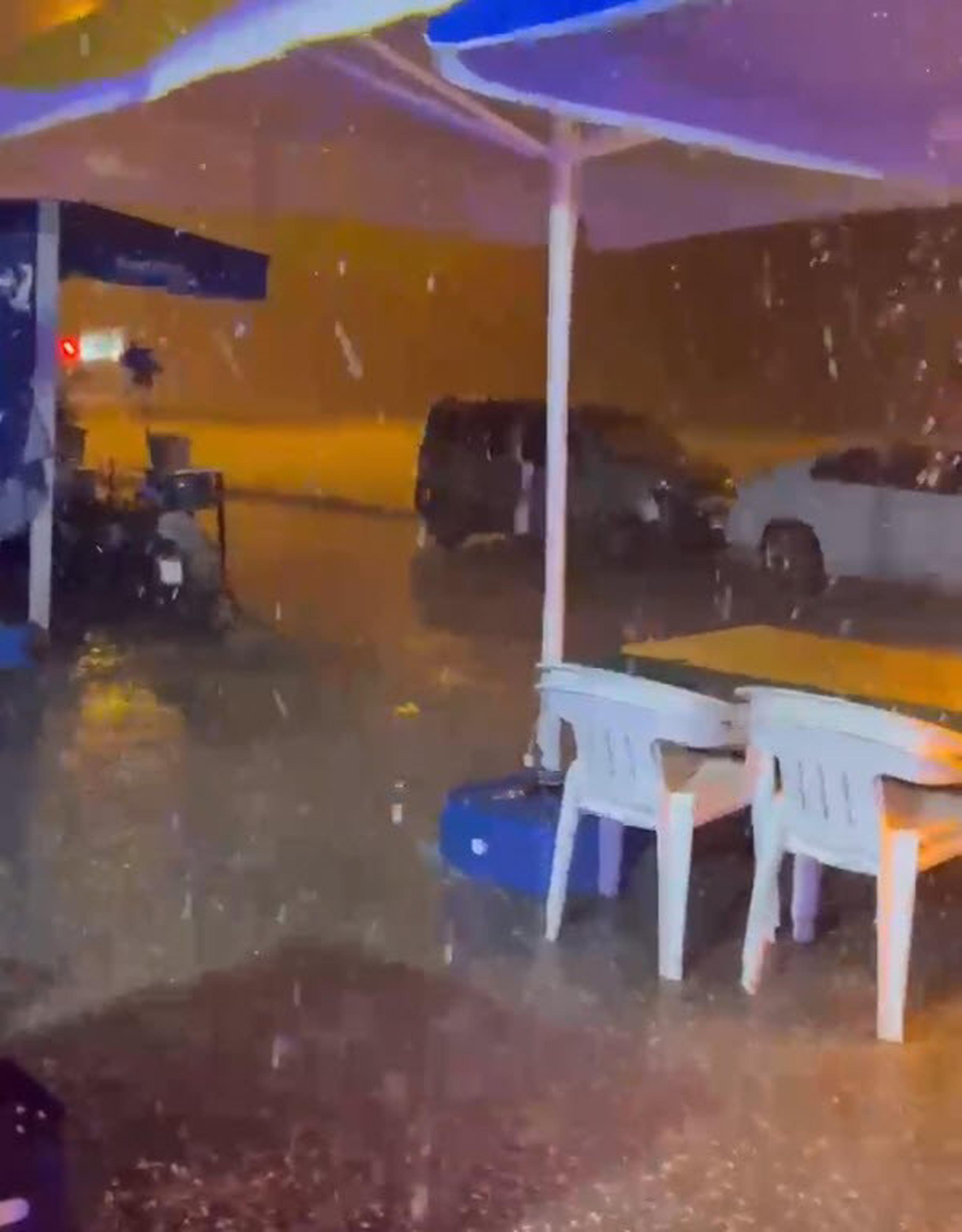 İzmir'de sağanak, dolu ve toz taşınımı
