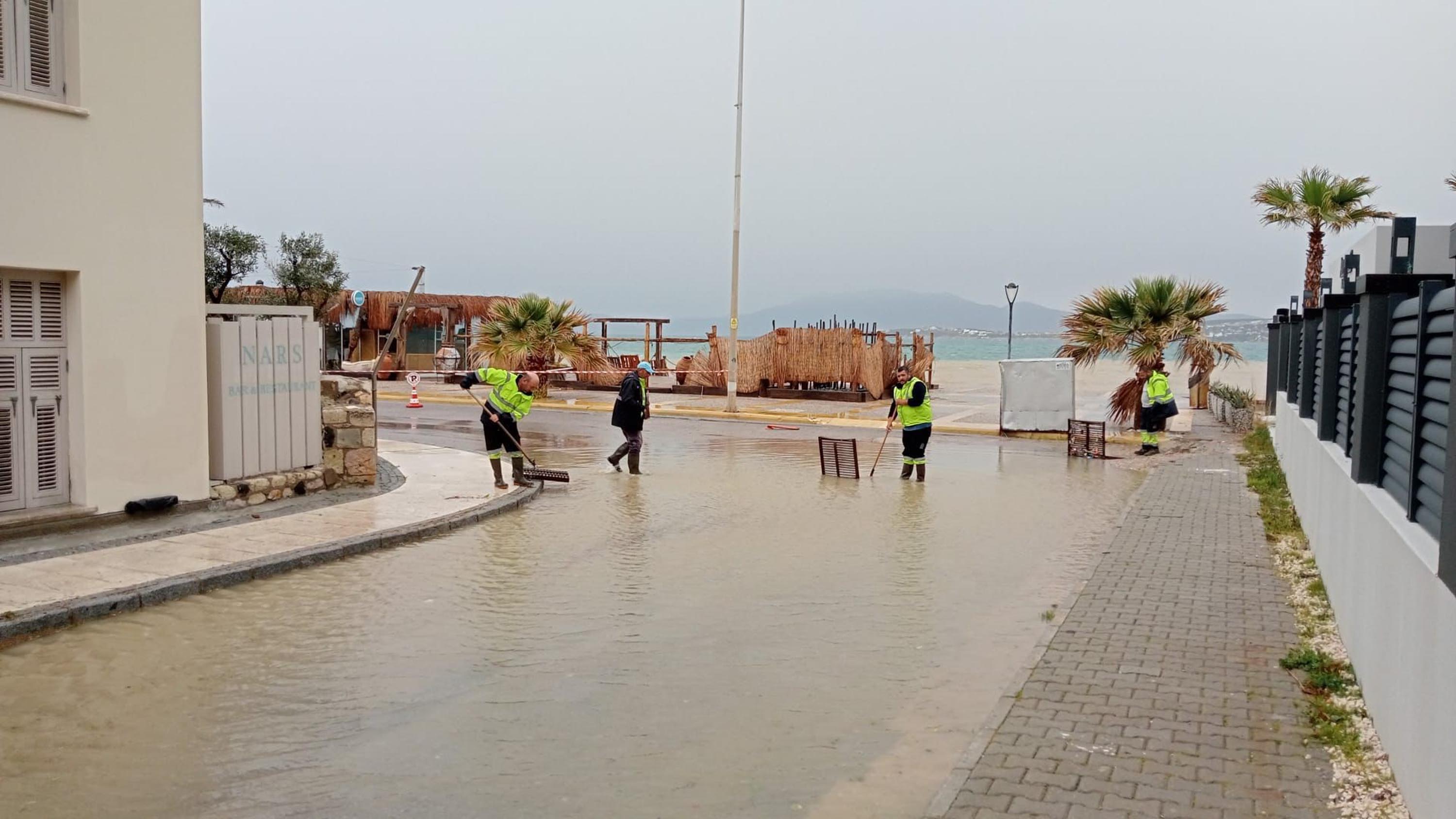 İzmir'de sağanak, dolu ve toz taşınımı