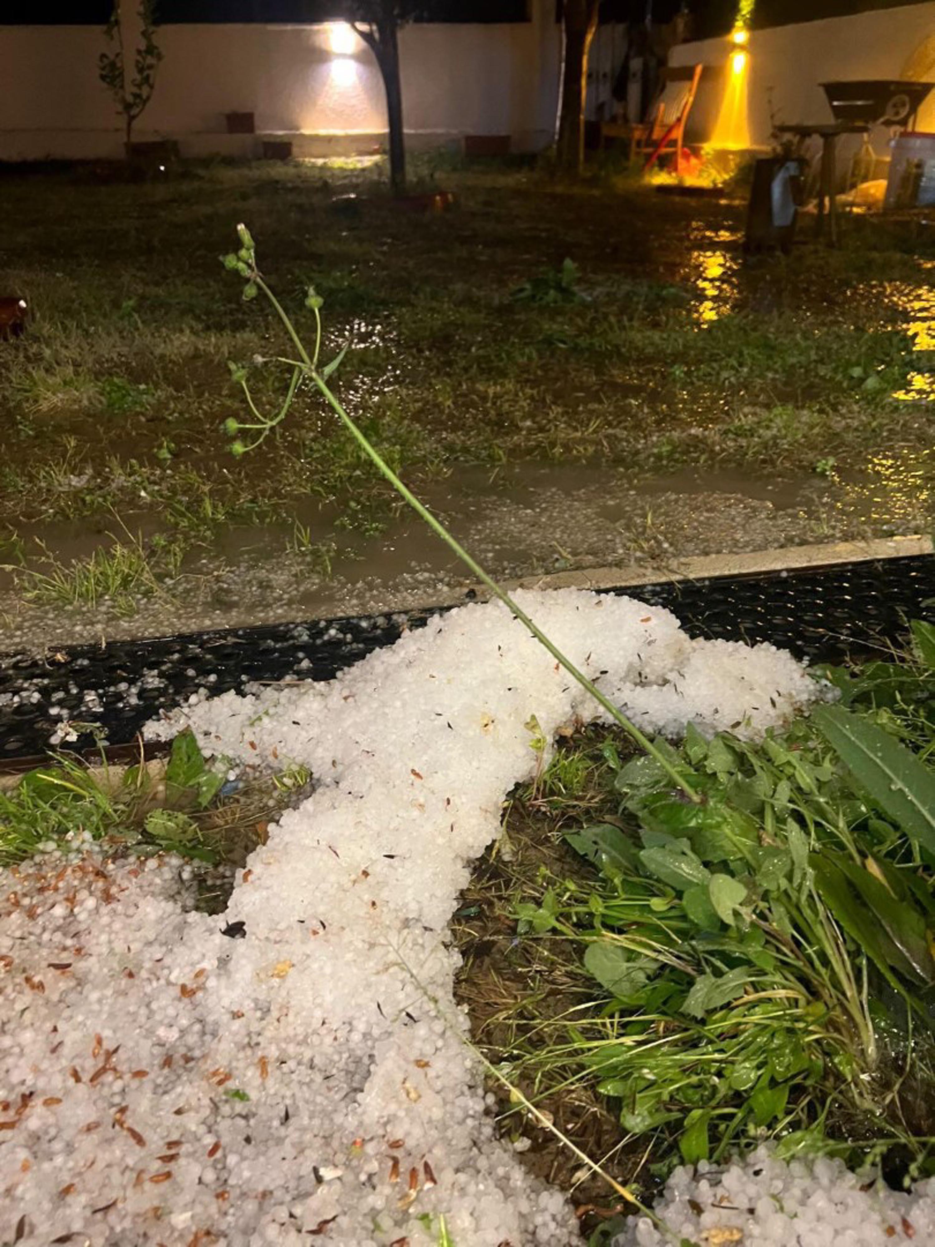 İzmir'de sağanak, dolu ve toz taşınımı