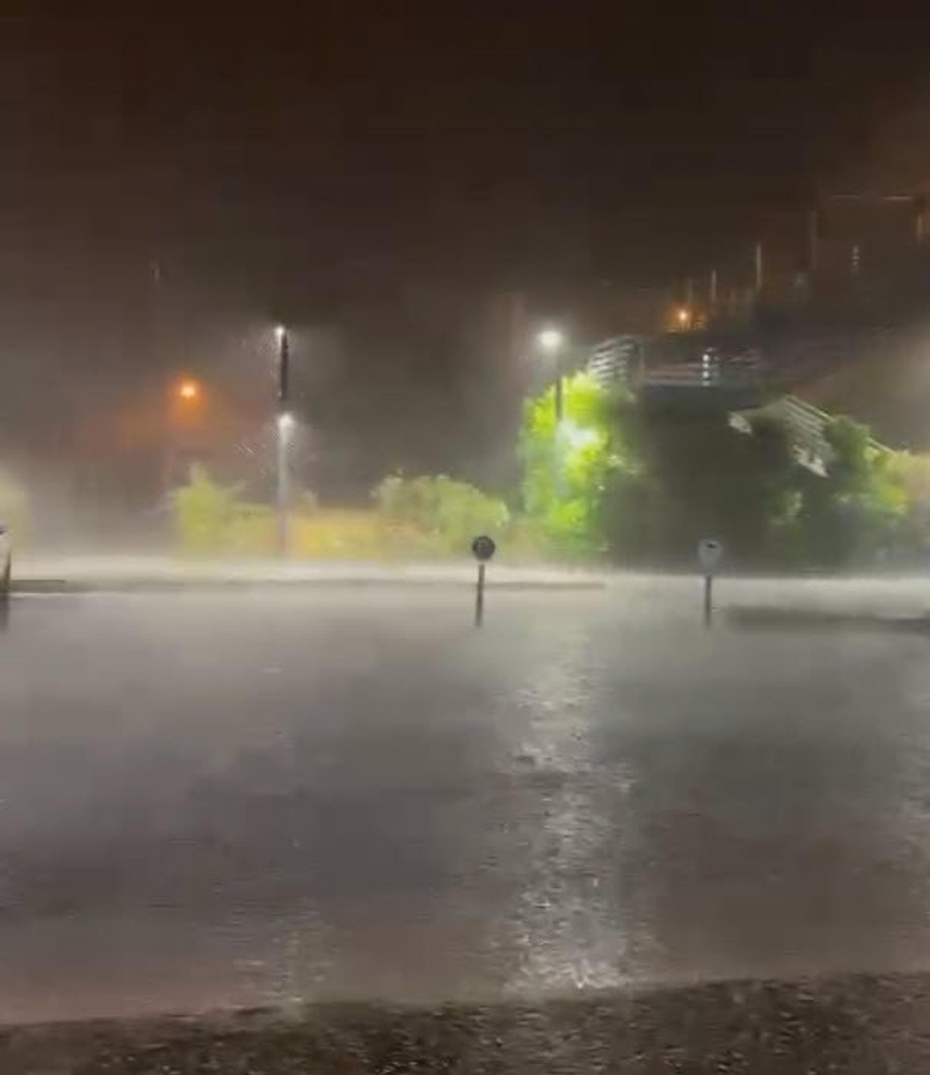 İzmir'de sağanak, dolu ve toz taşınımı