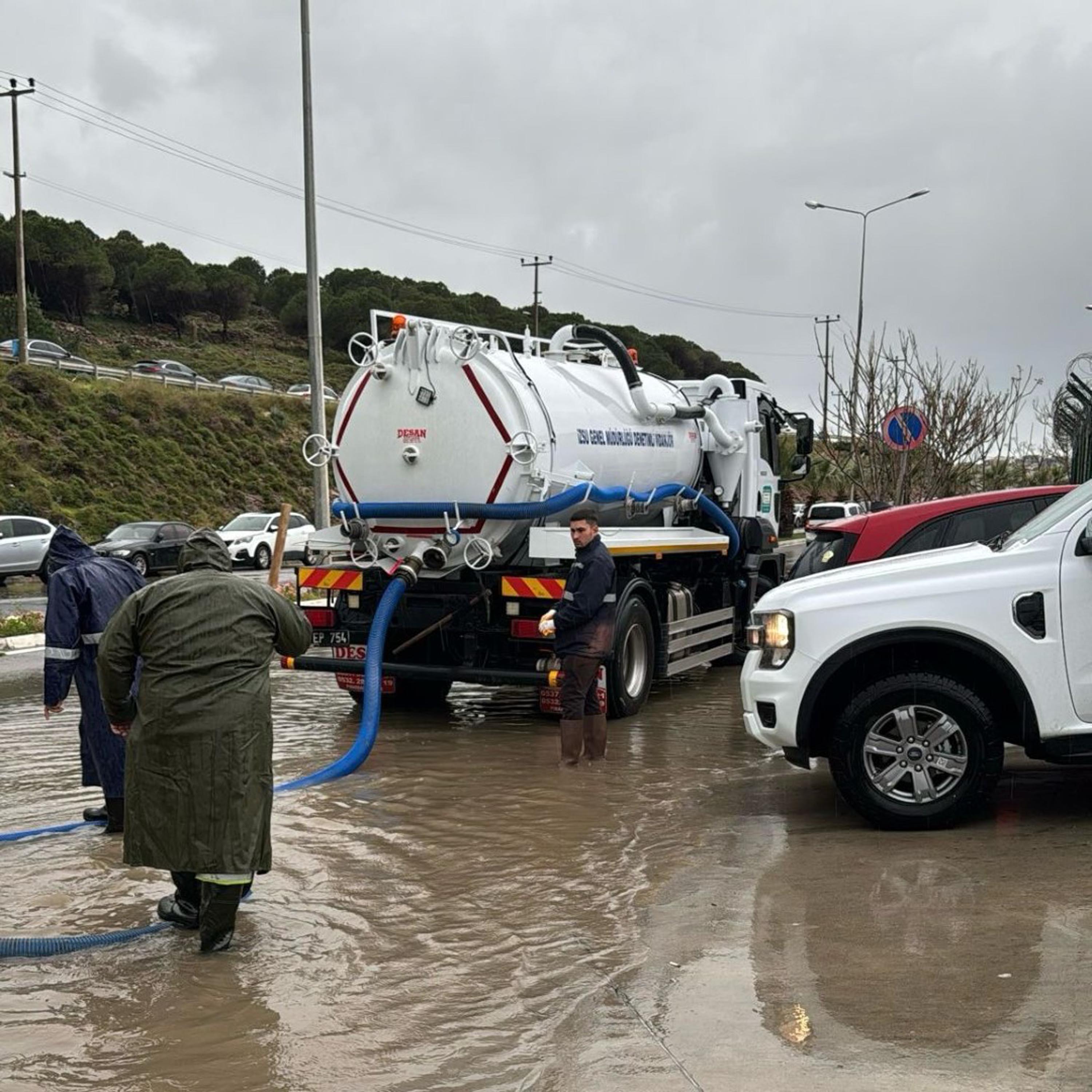 İzmir'de sağanak, dolu ve toz taşınımı