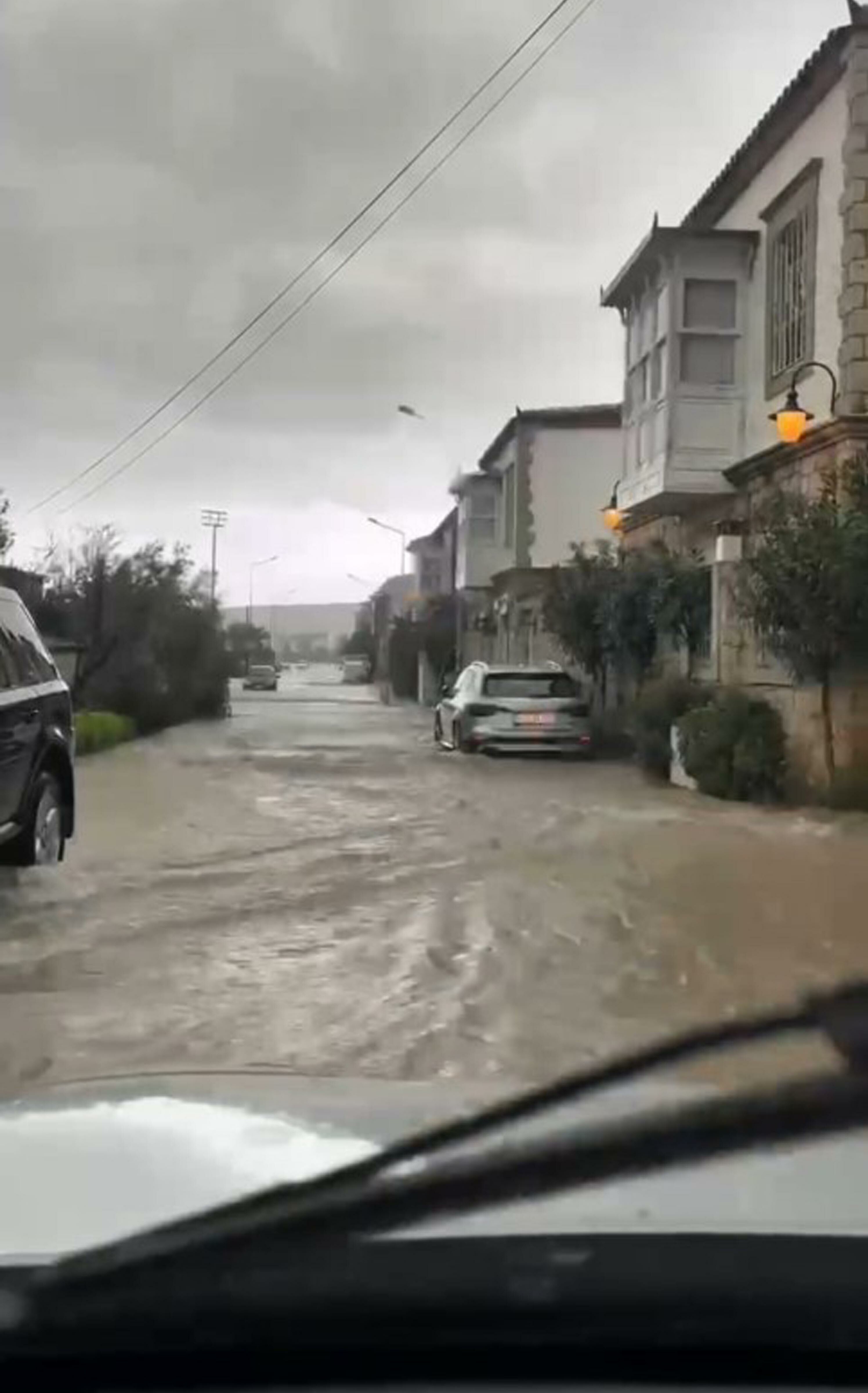 İzmir'de sağanak, dolu ve toz taşınımı