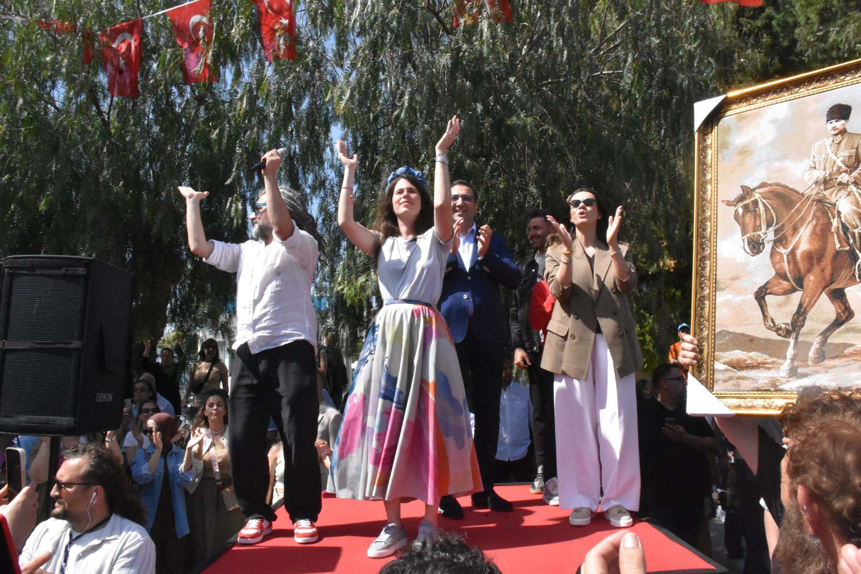 Alaçatı Ot Festivali'nde renkli kortej
