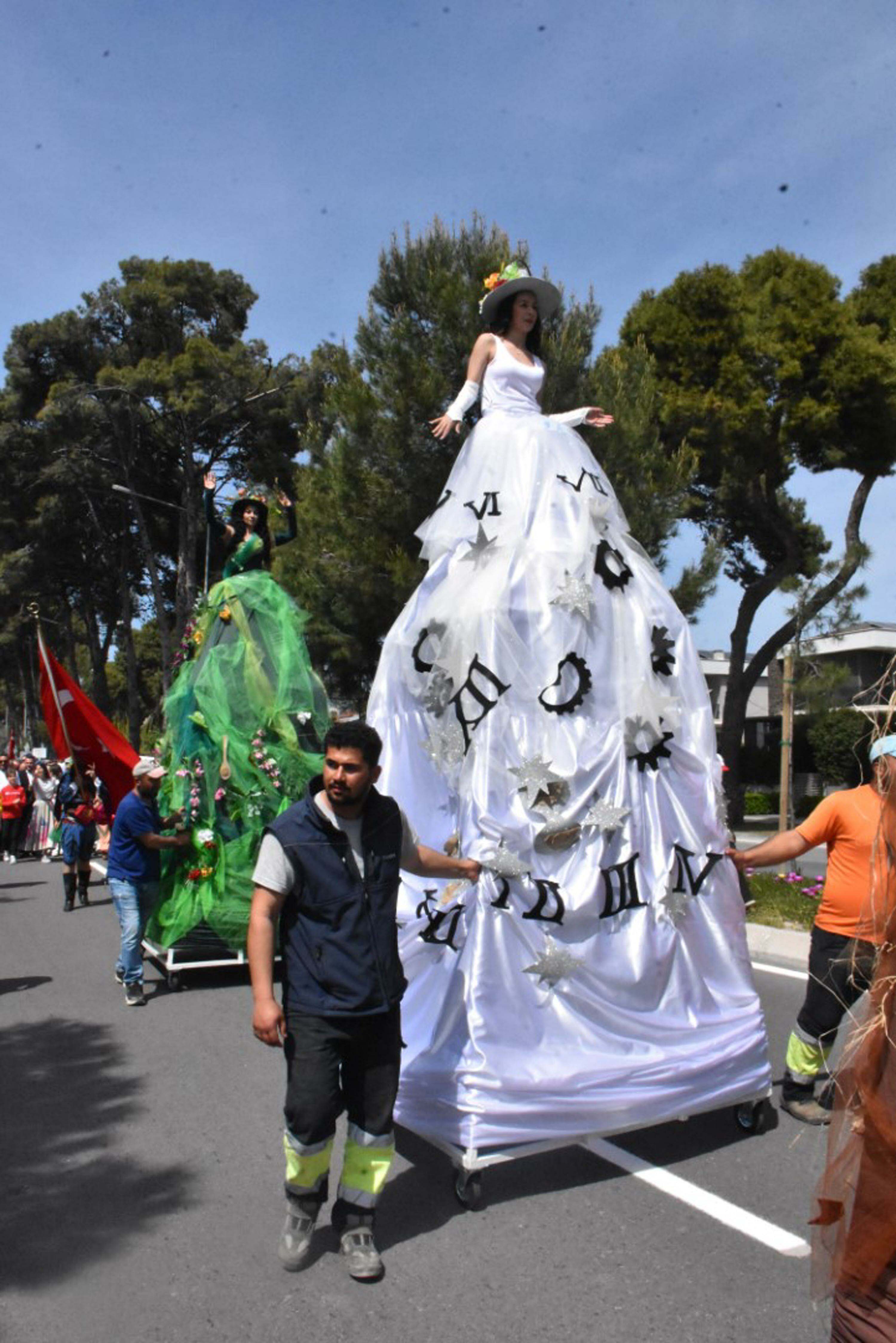 Alaçatı Ot Festivali'nde renkli kortej